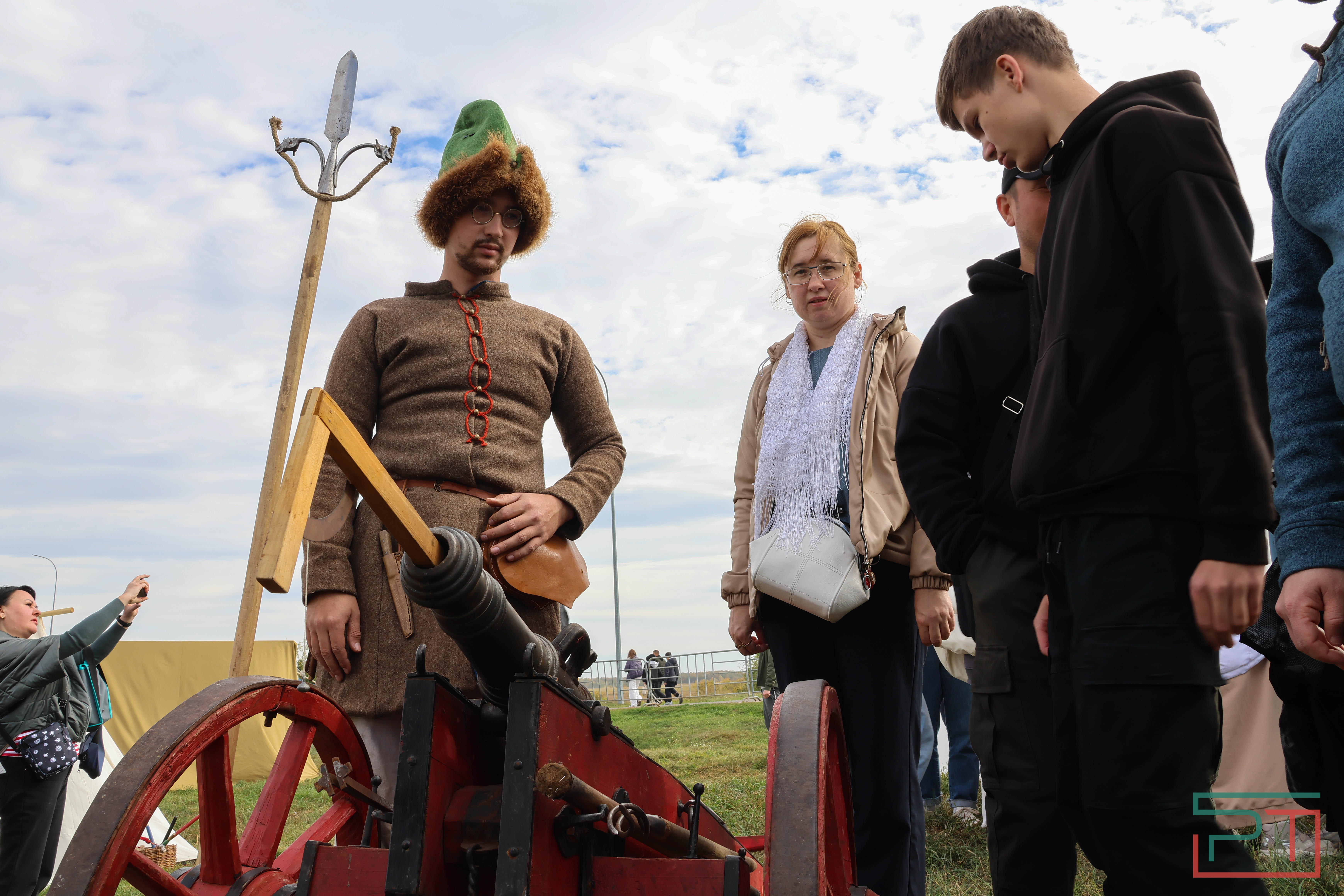 Постреляли из мушкета, погадали у шамана: в Болгаре прошел фестиваль «Путешествие в прошлое»