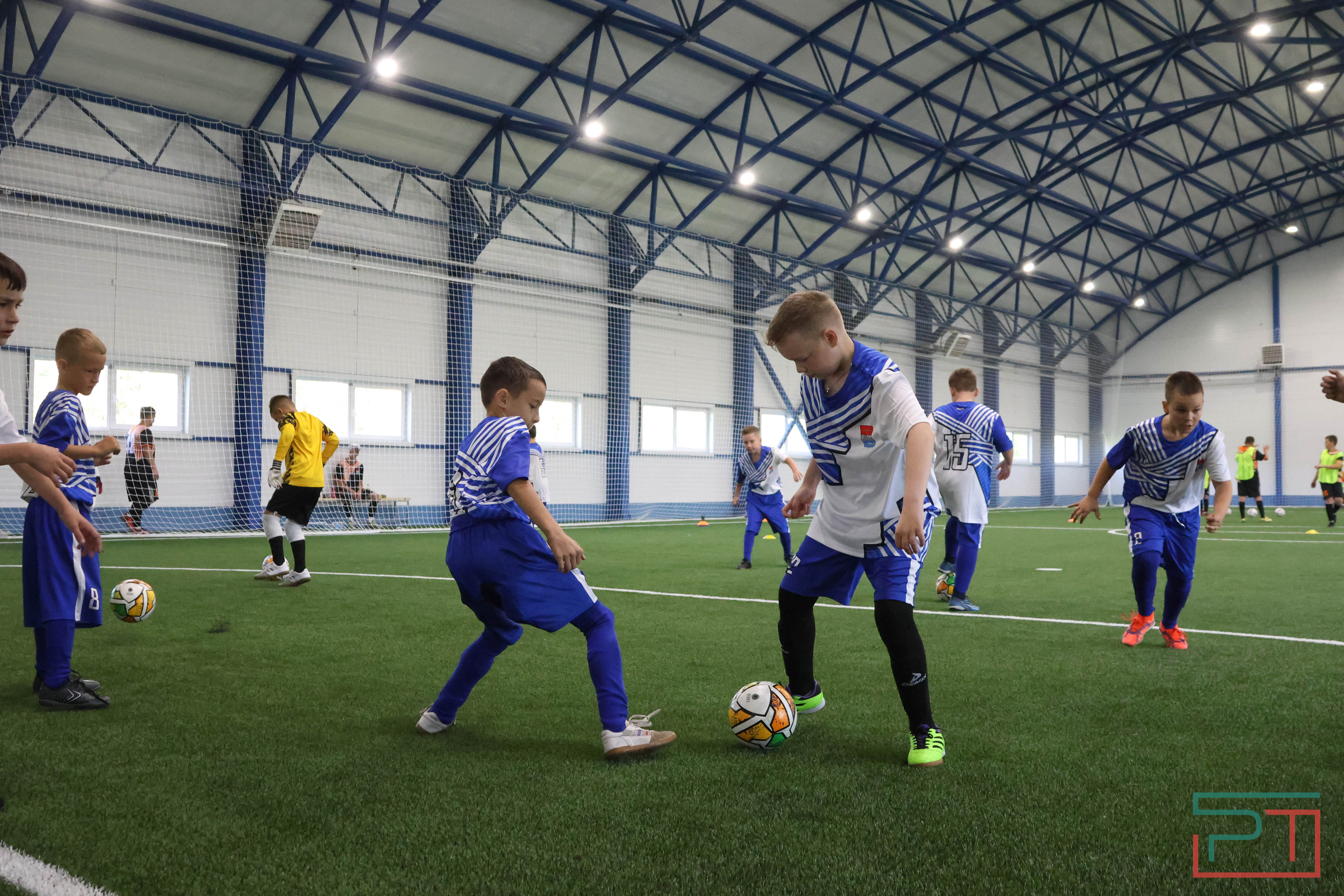 Футбольный манеж и молодежный центр отрылись в Новошешминске