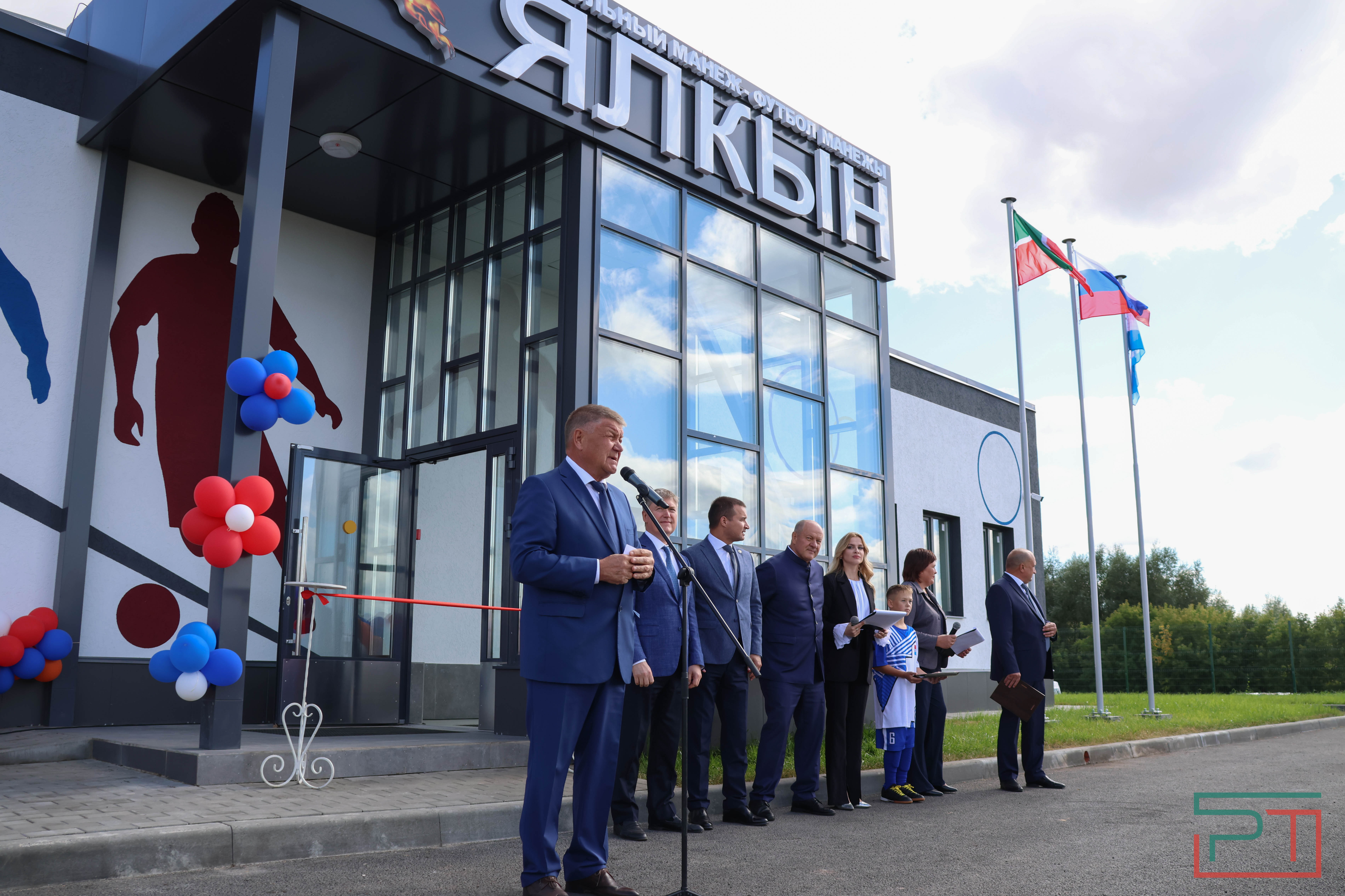 Футбольный манеж и молодежный центр отрылись в Новошешминске