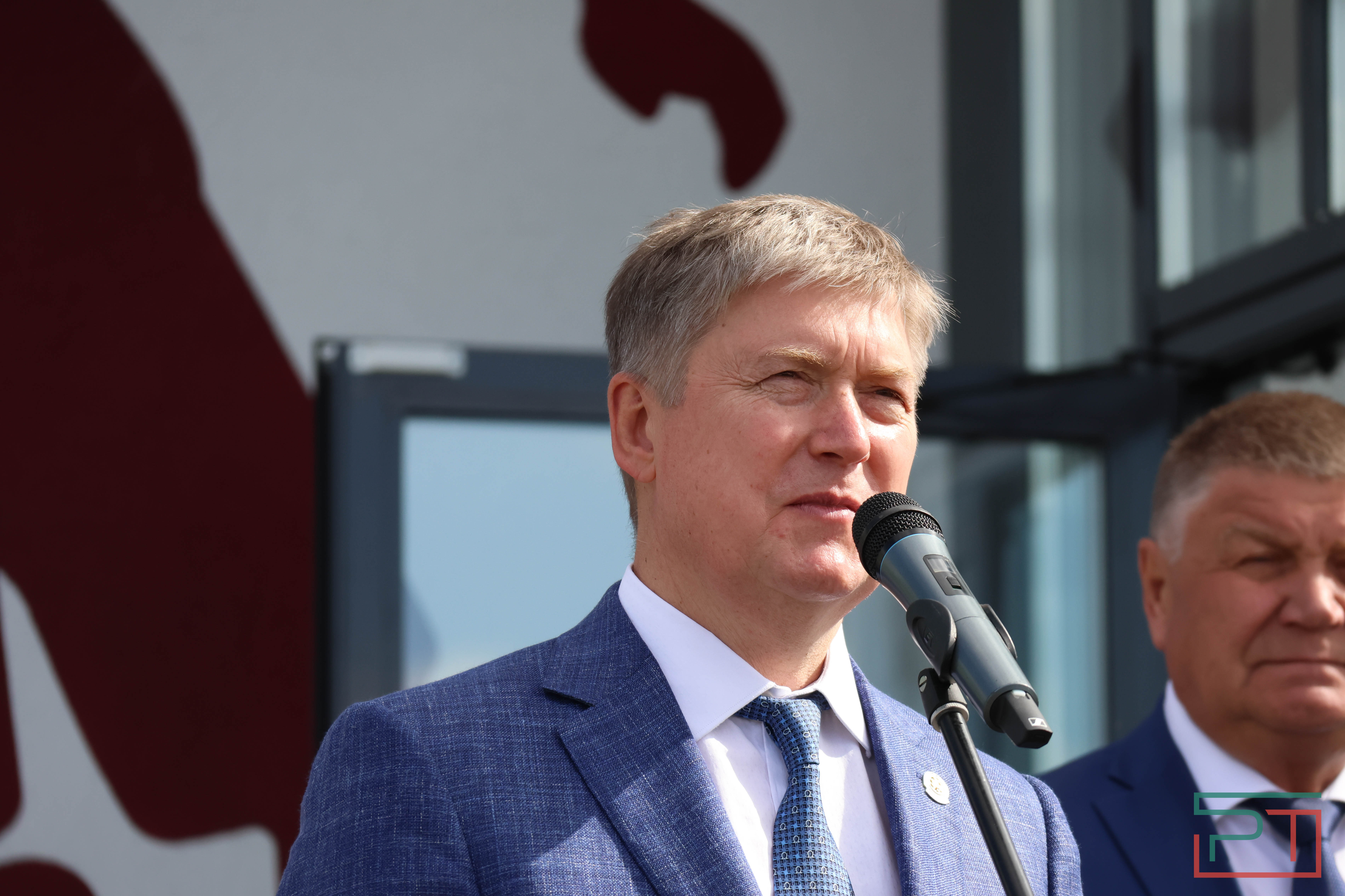 Футбольный манеж и молодежный центр отрылись в Новошешминске