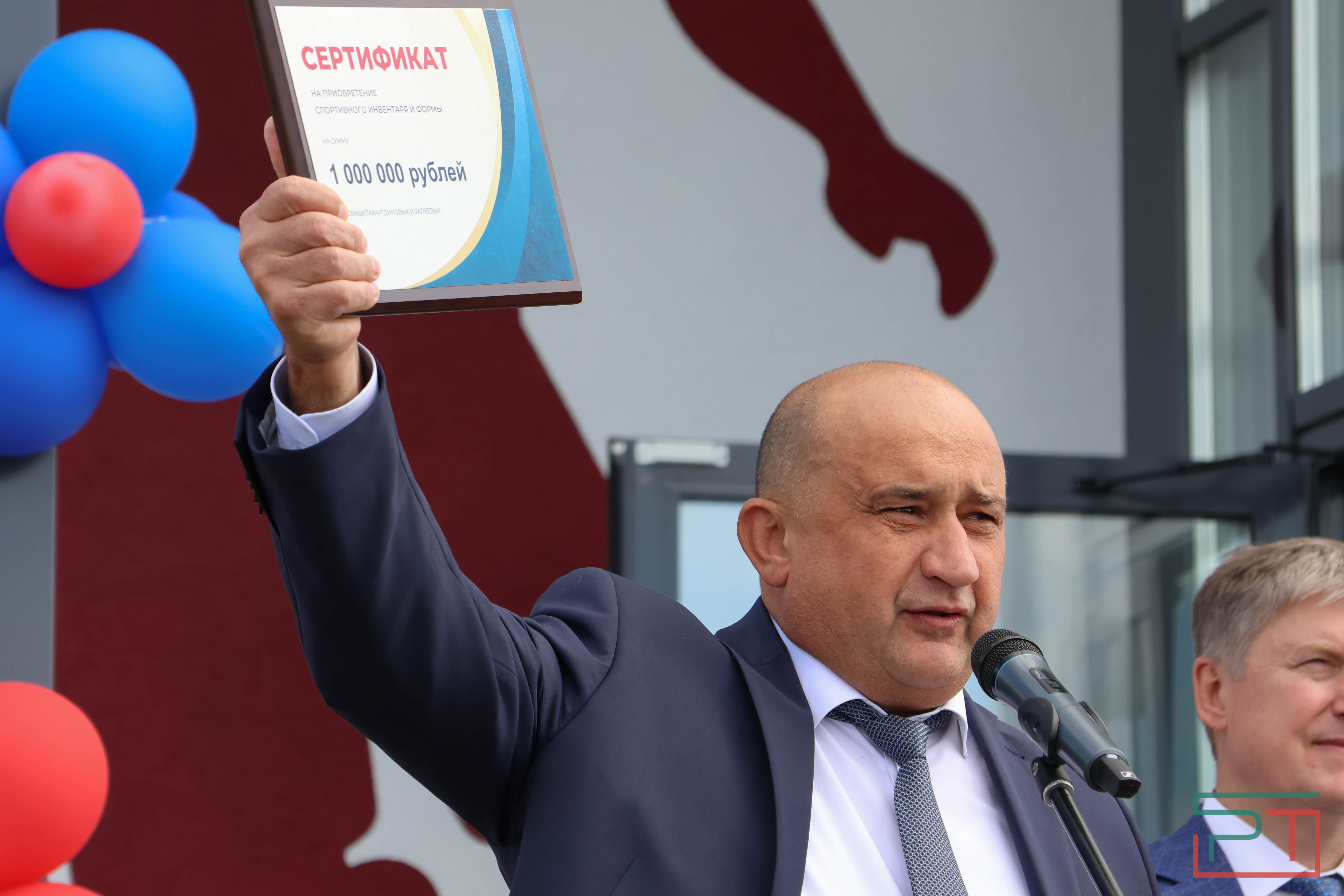 Футбольный манеж и молодежный центр отрылись в Новошешминске