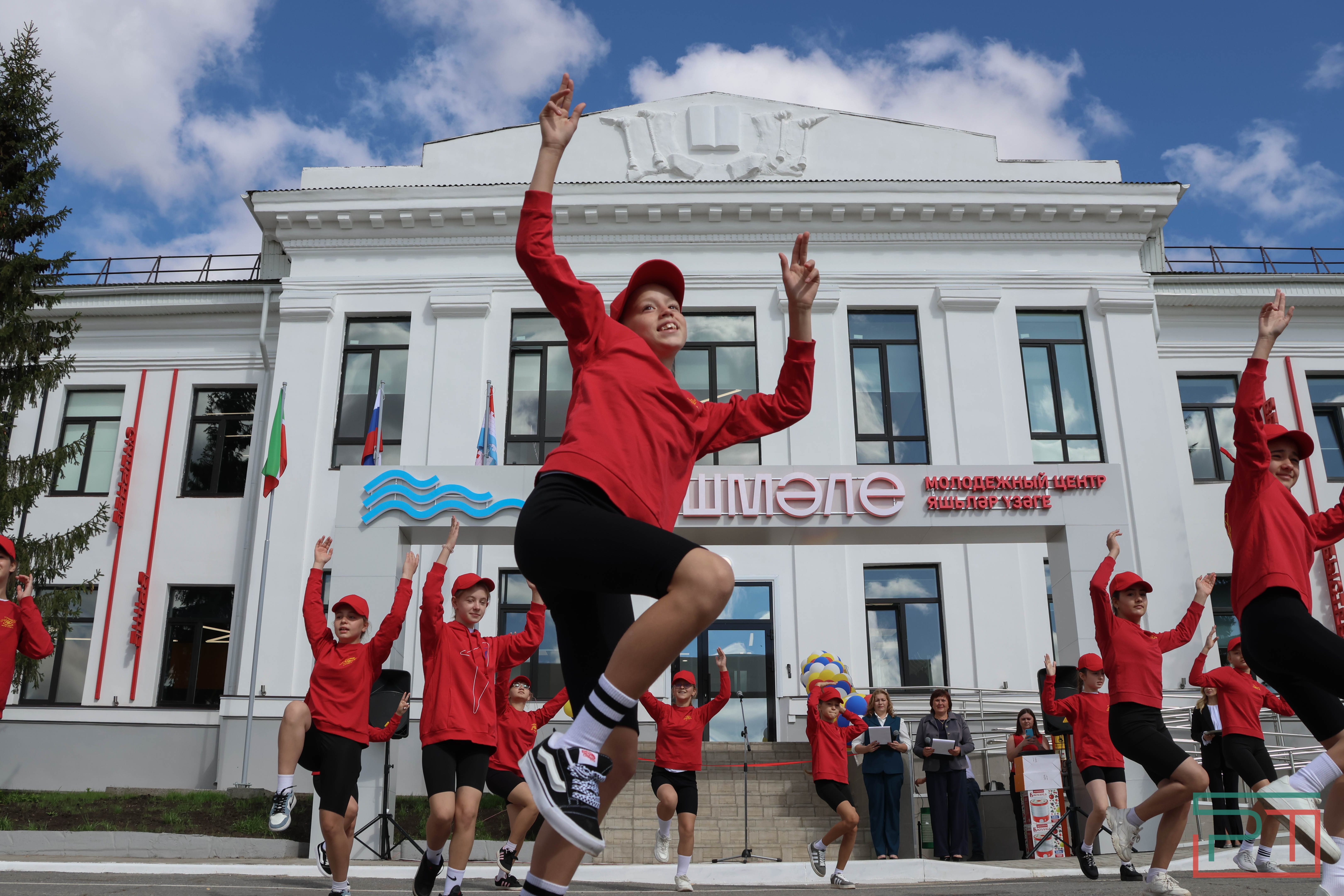 Футбольный манеж и молодежный центр отрылись в Новошешминске