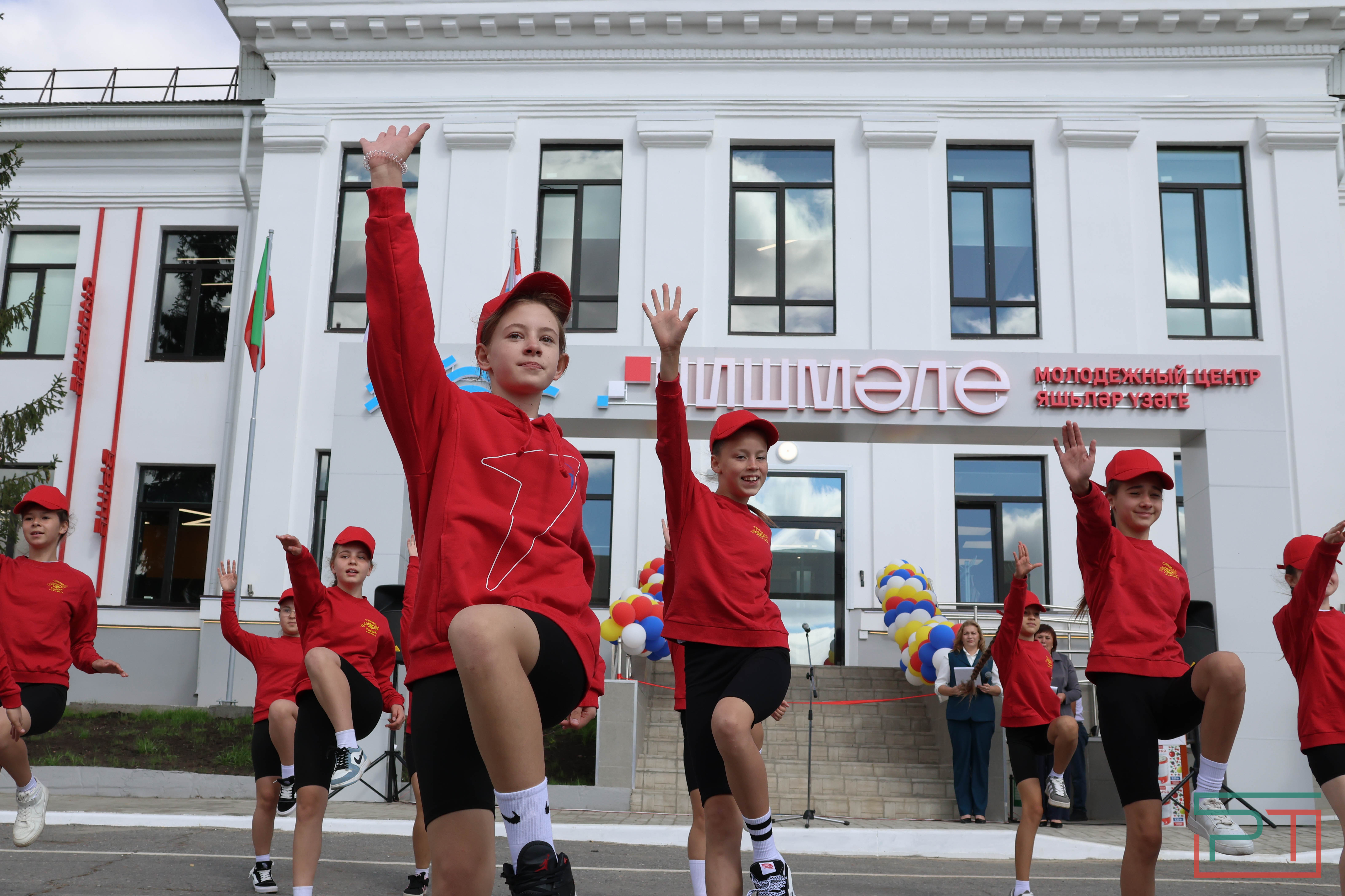 Футбольный манеж и молодежный центр отрылись в Новошешминске