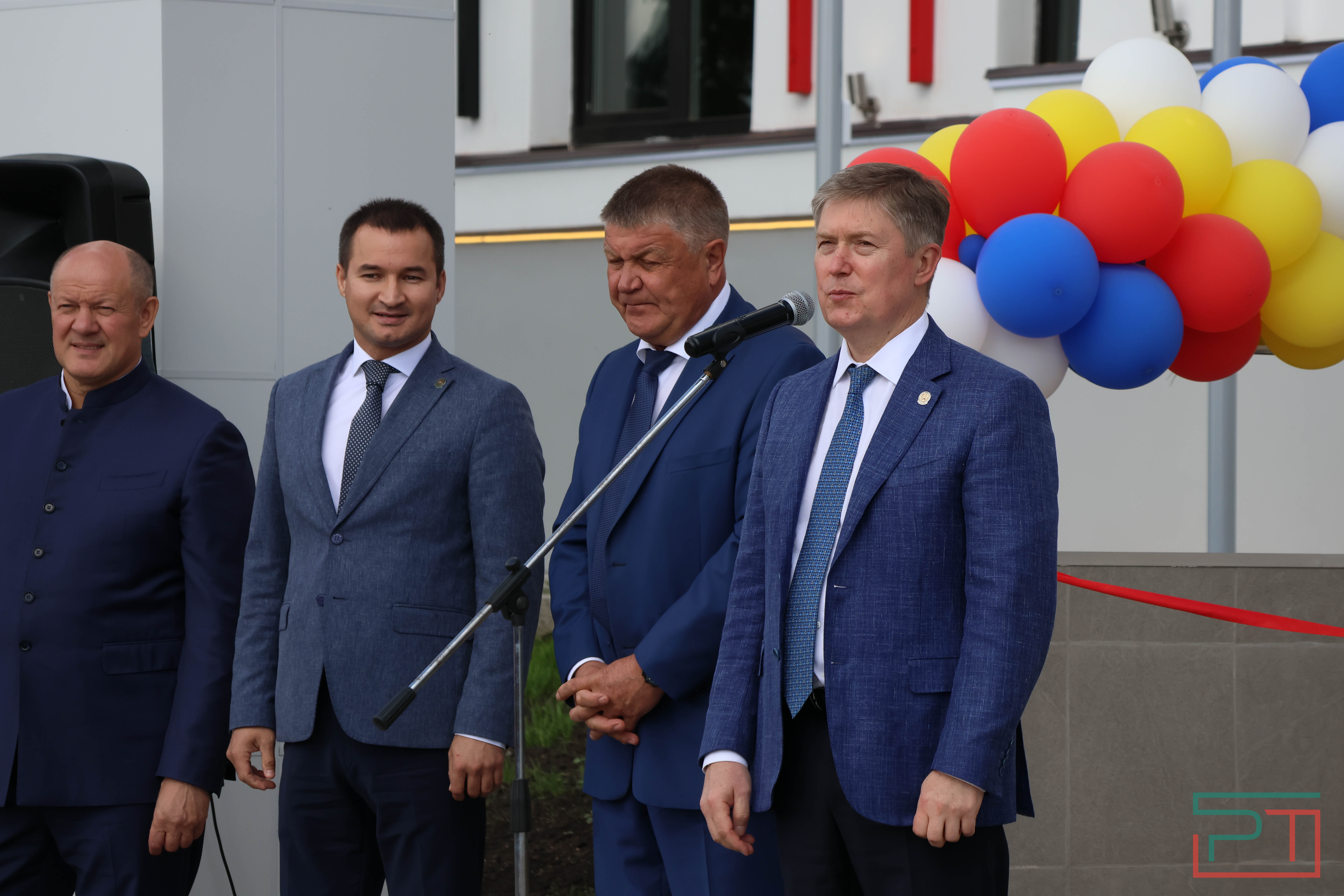 Футбольный манеж и молодежный центр отрылись в Новошешминске