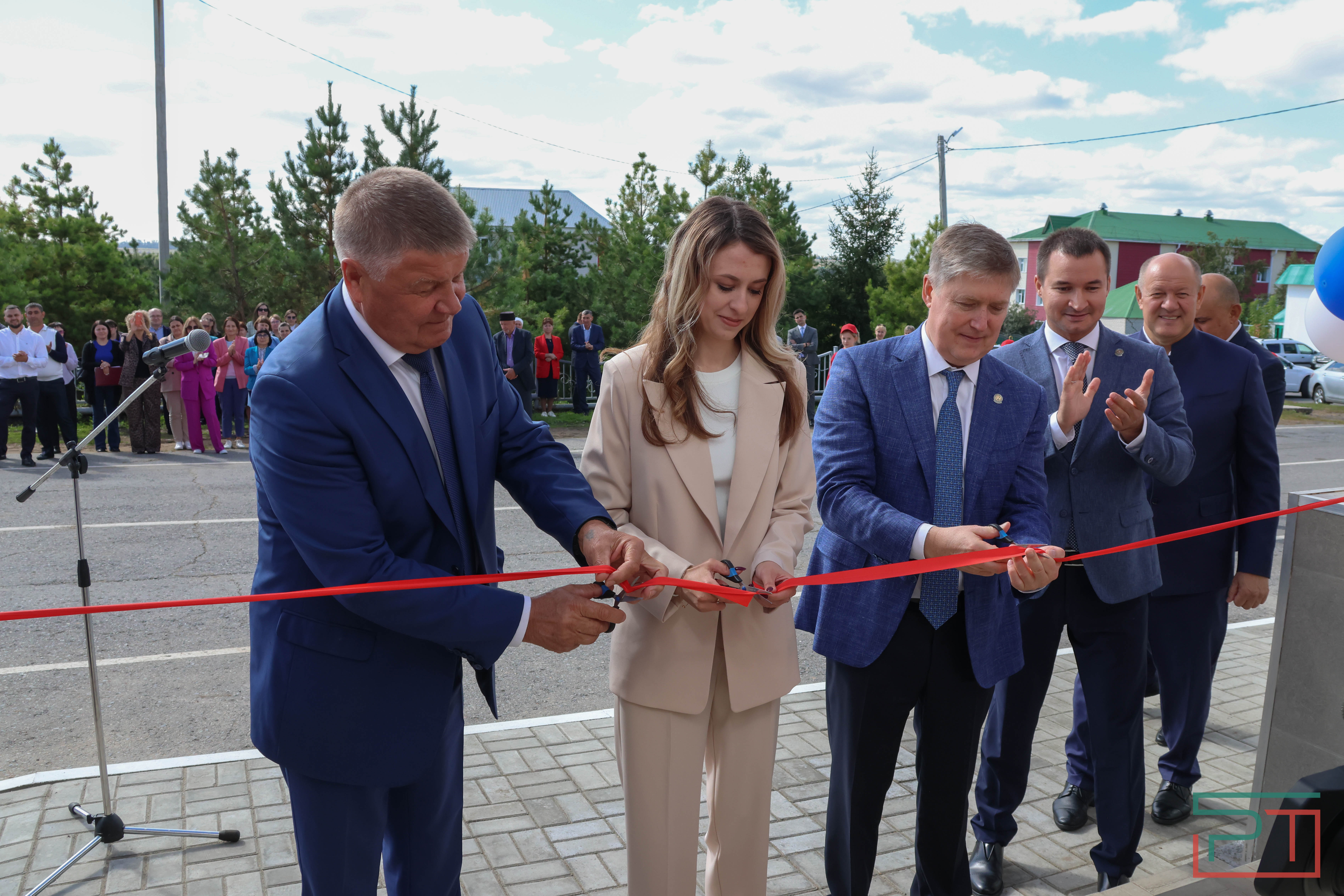 Футбольный манеж и молодежный центр отрылись в Новошешминске