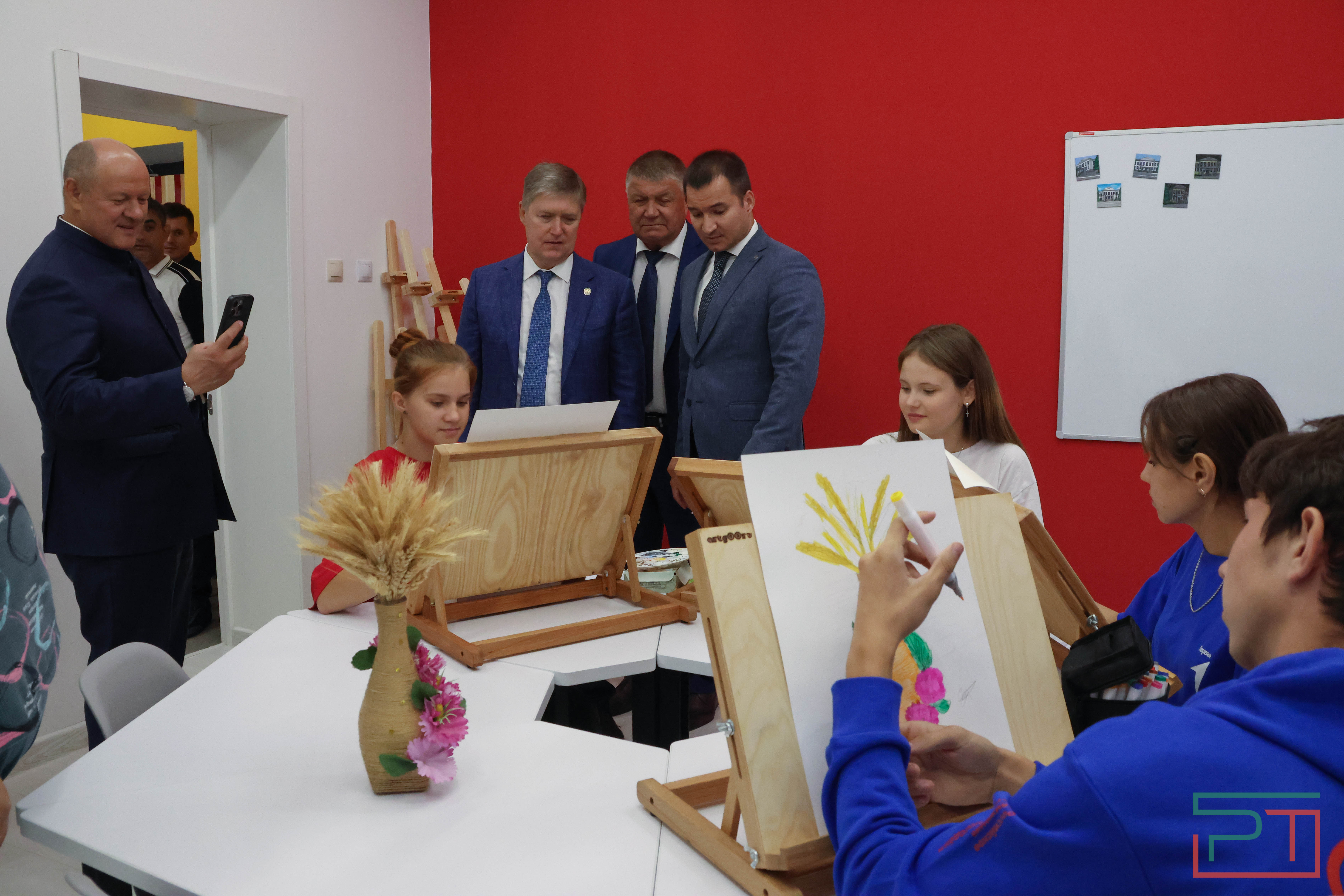 Футбольный манеж и молодежный центр отрылись в Новошешминске