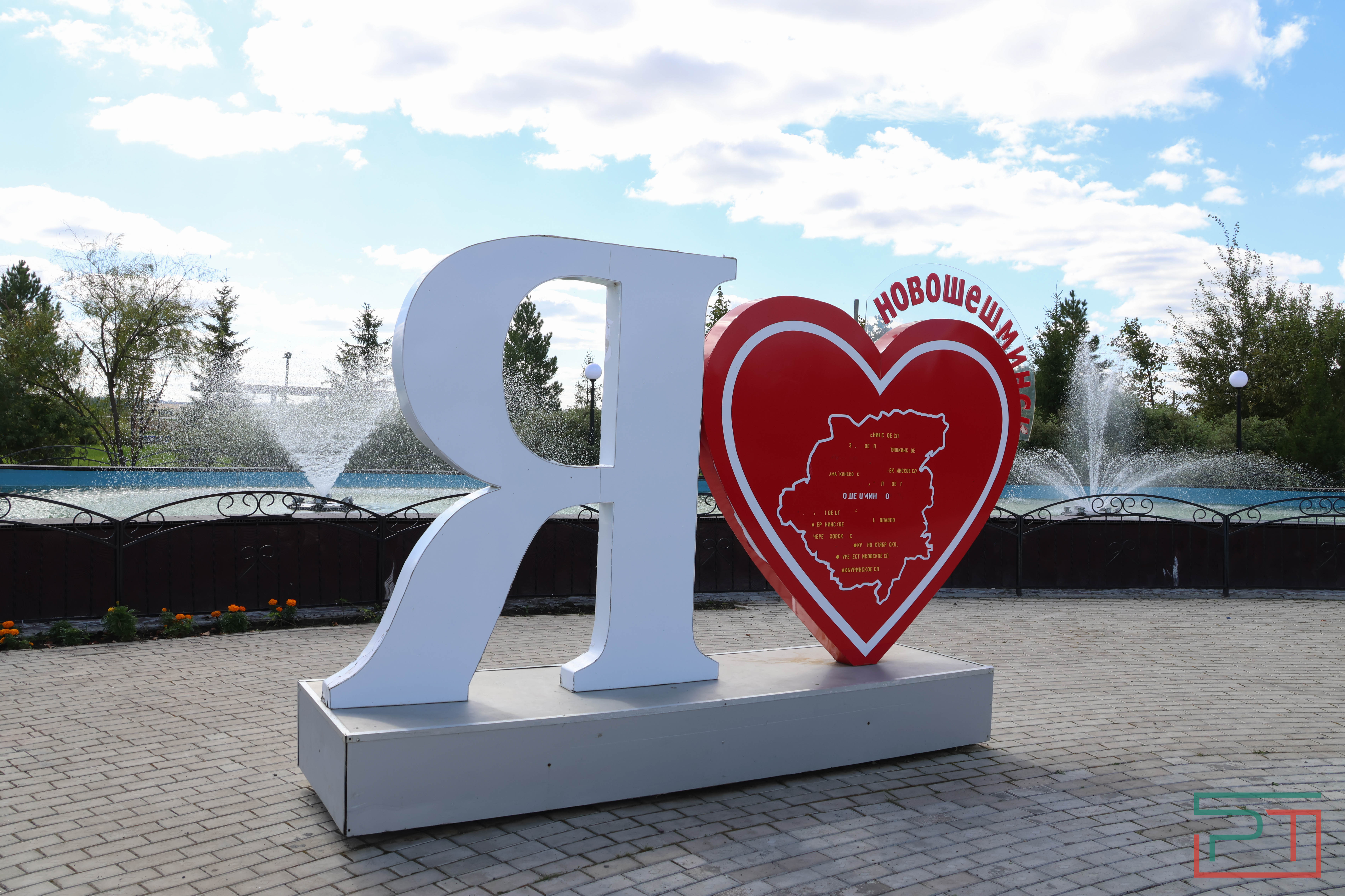 Футбольный манеж и молодежный центр отрылись в Новошешминске