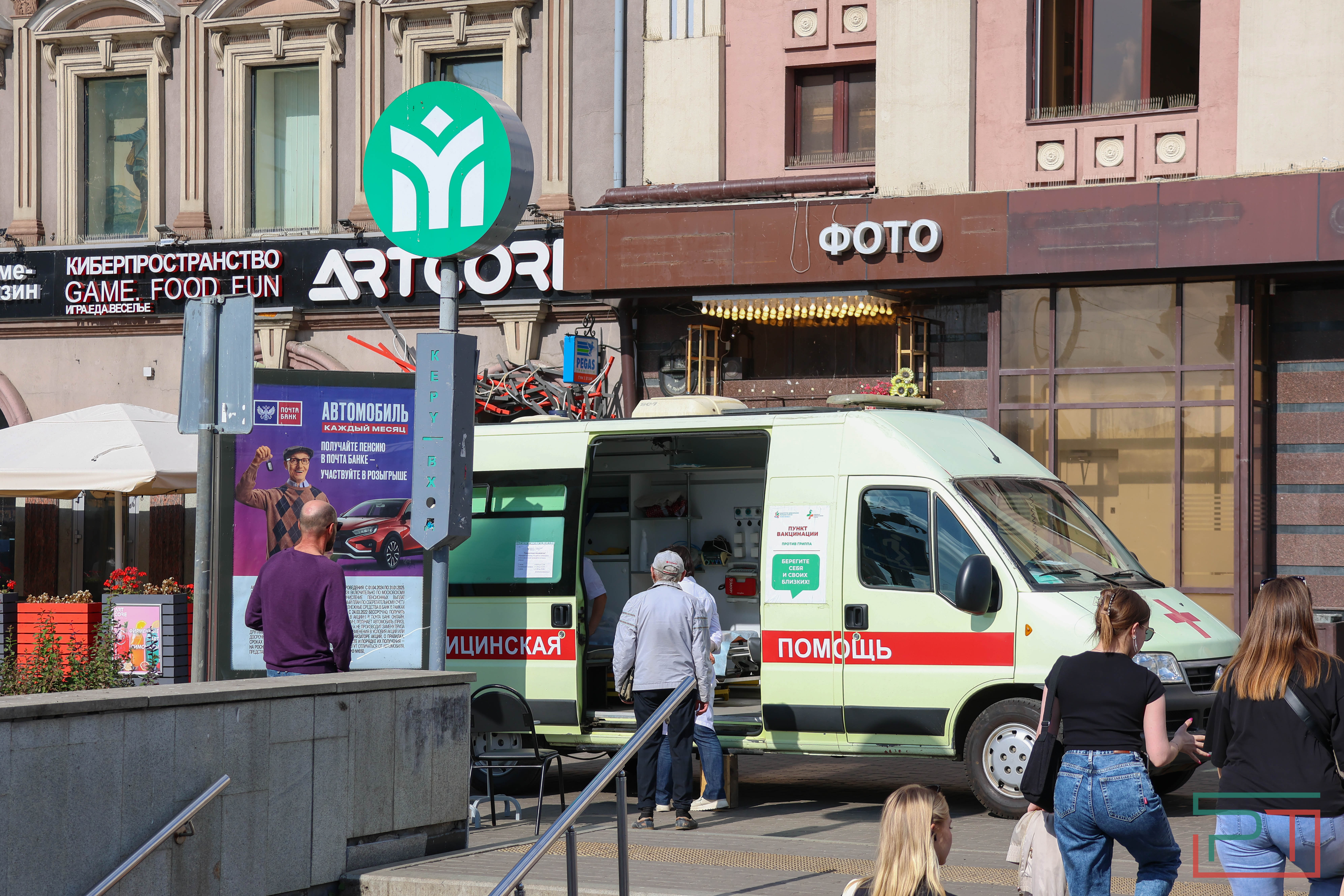 У станций метро в Казани работают пункты вакцинации
