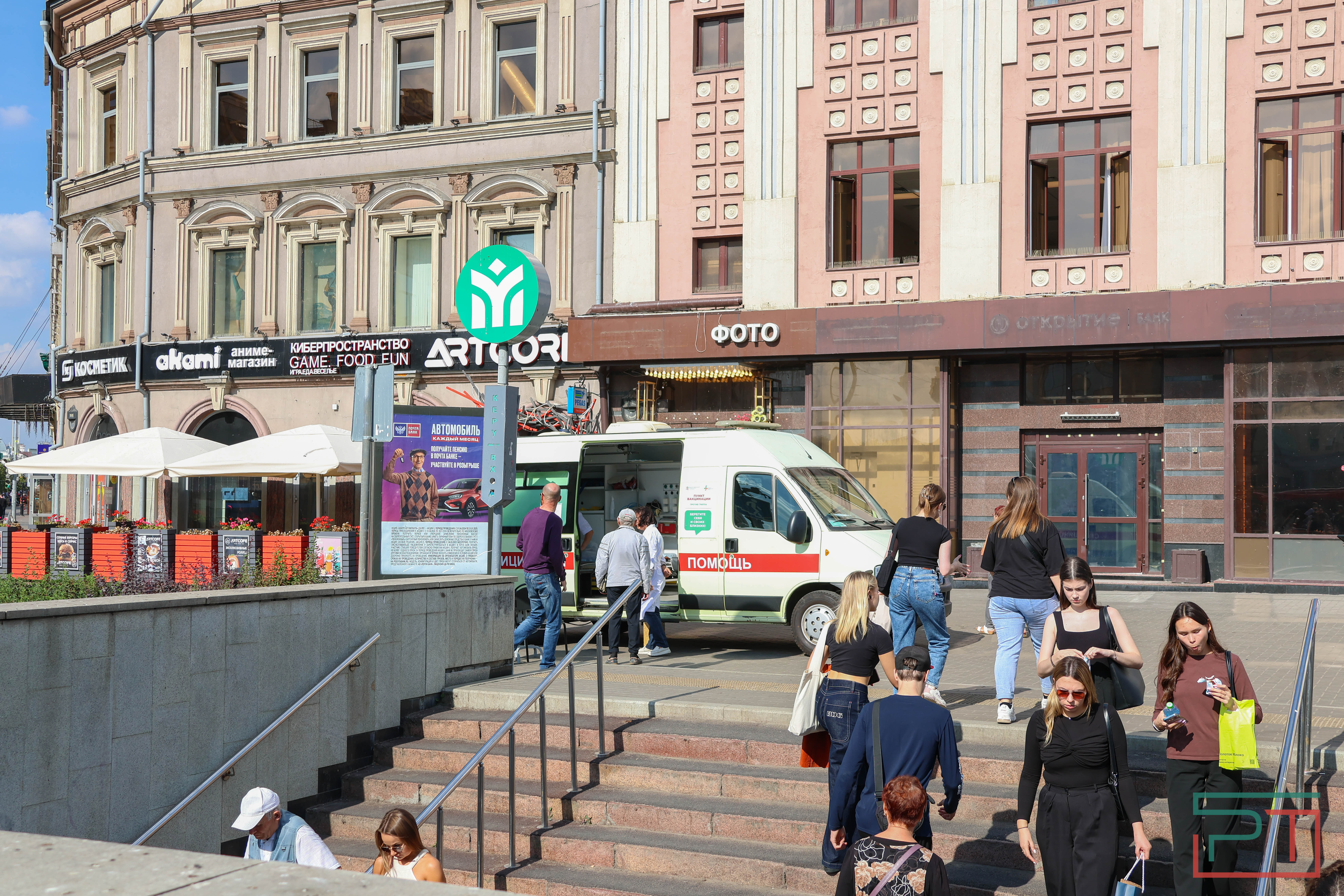 У станций метро в Казани работают пункты вакцинации