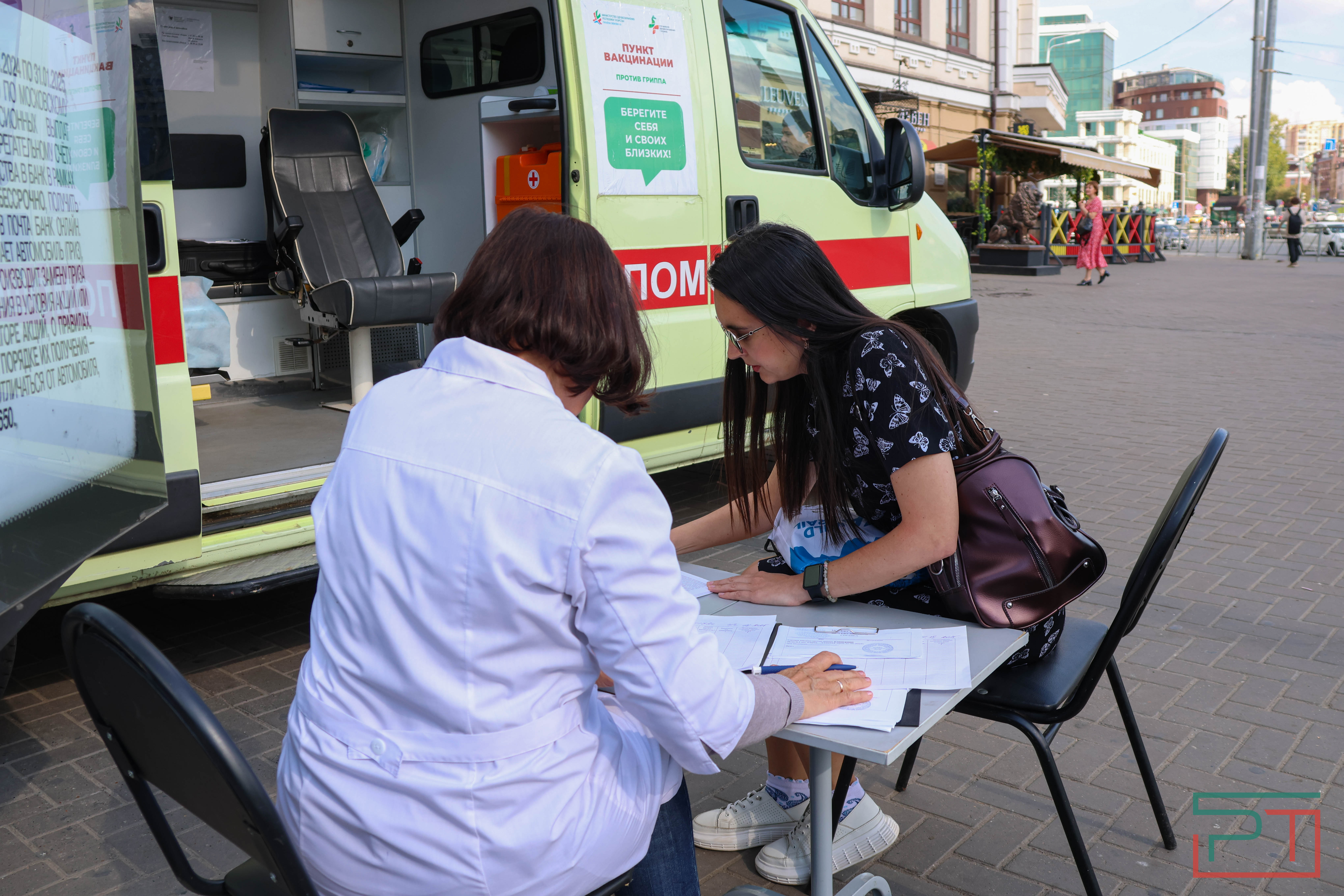 У станций метро в Казани работают пункты вакцинации