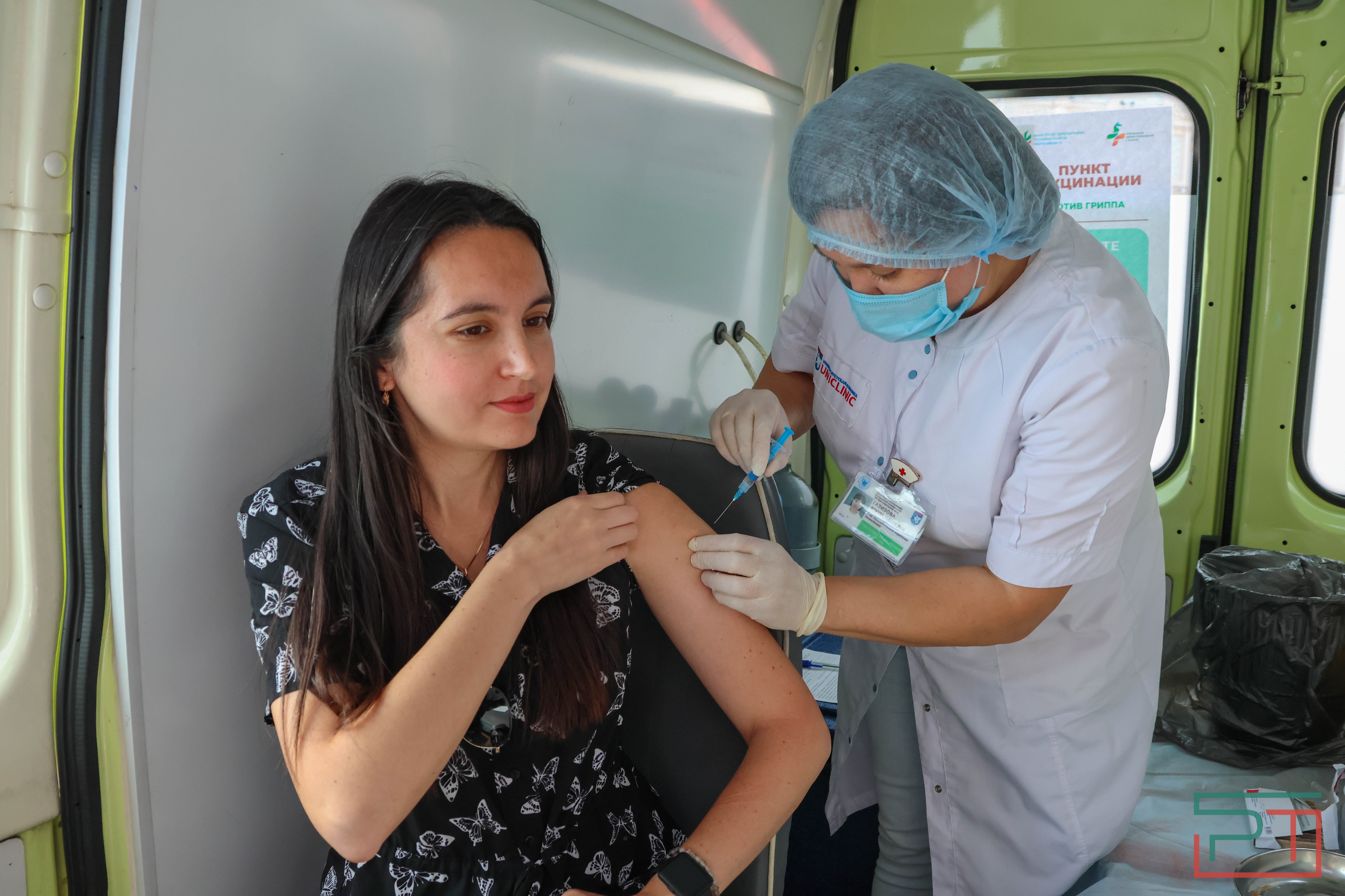 У станций метро в Казани работают пункты вакцинации