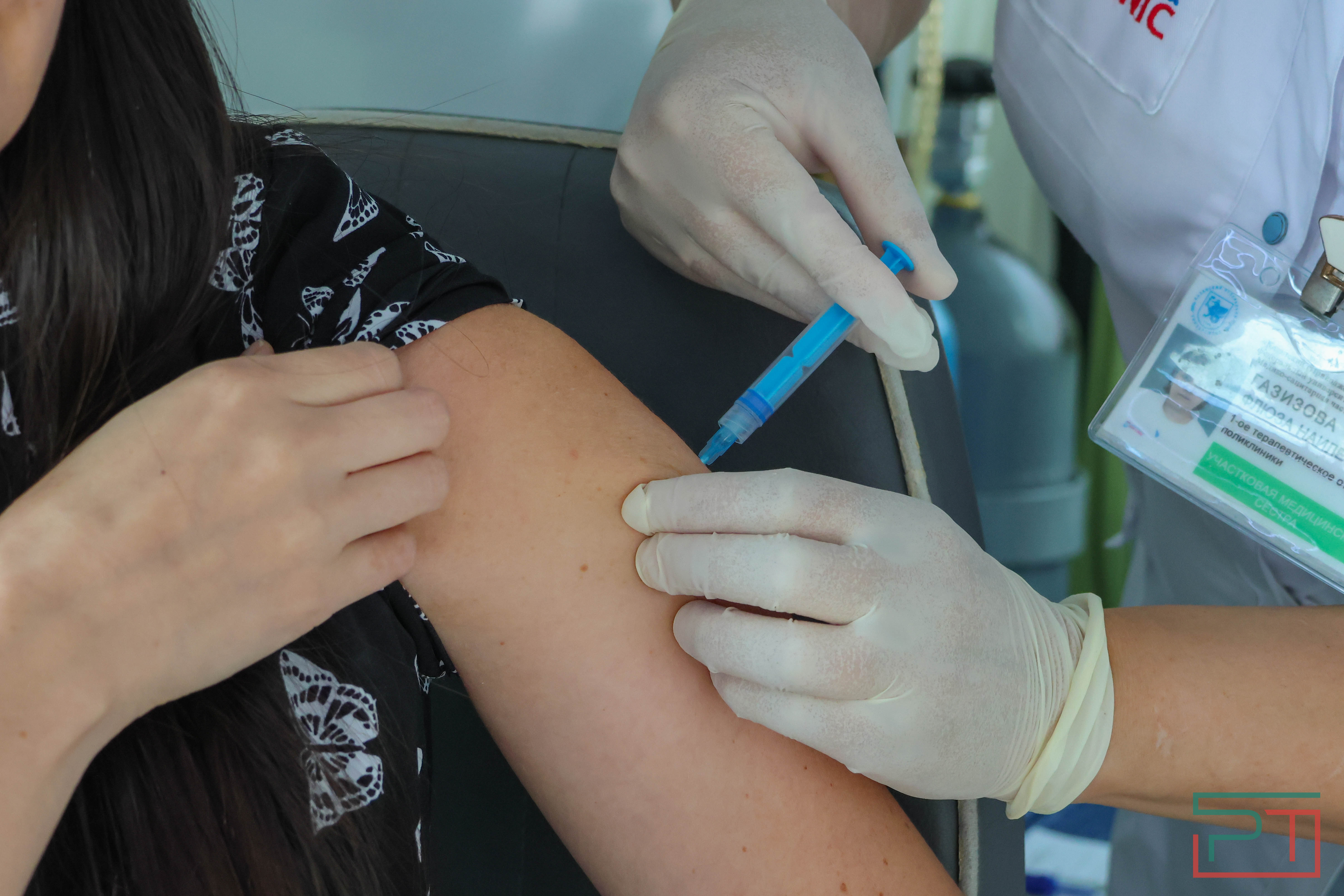 У станций метро в Казани работают пункты вакцинации