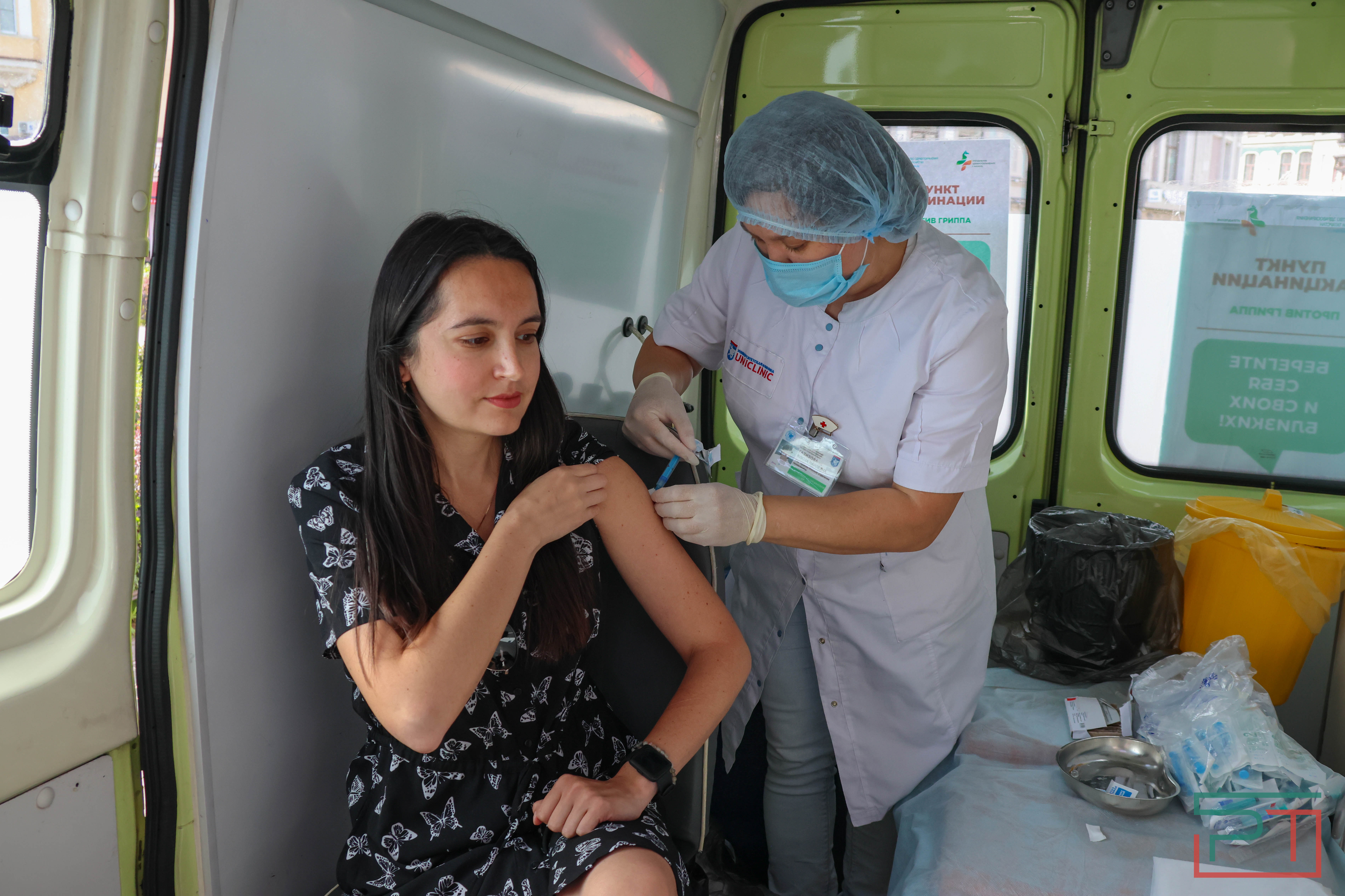 У станций метро в Казани работают пункты вакцинации