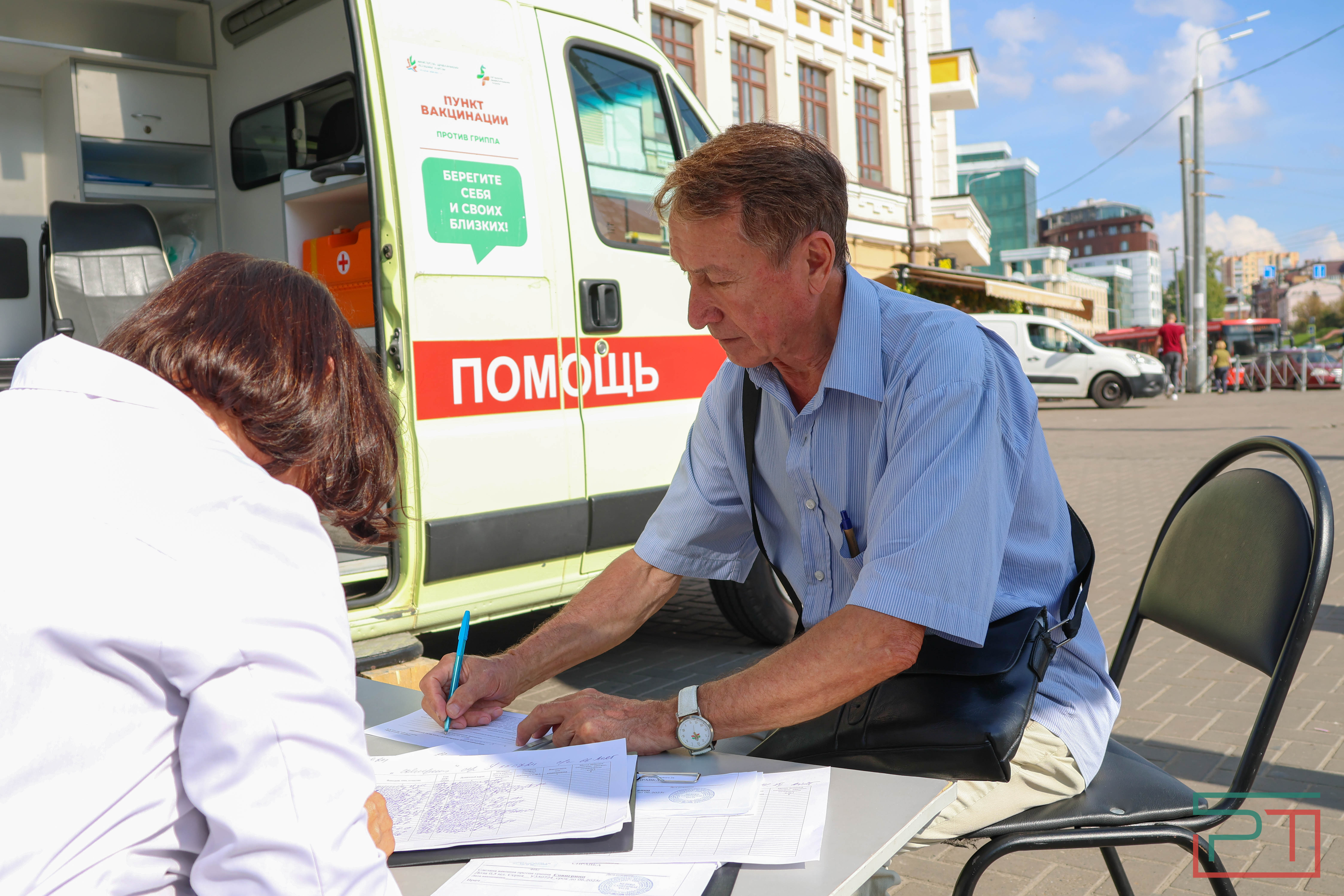 У станций метро в Казани работают пункты вакцинации