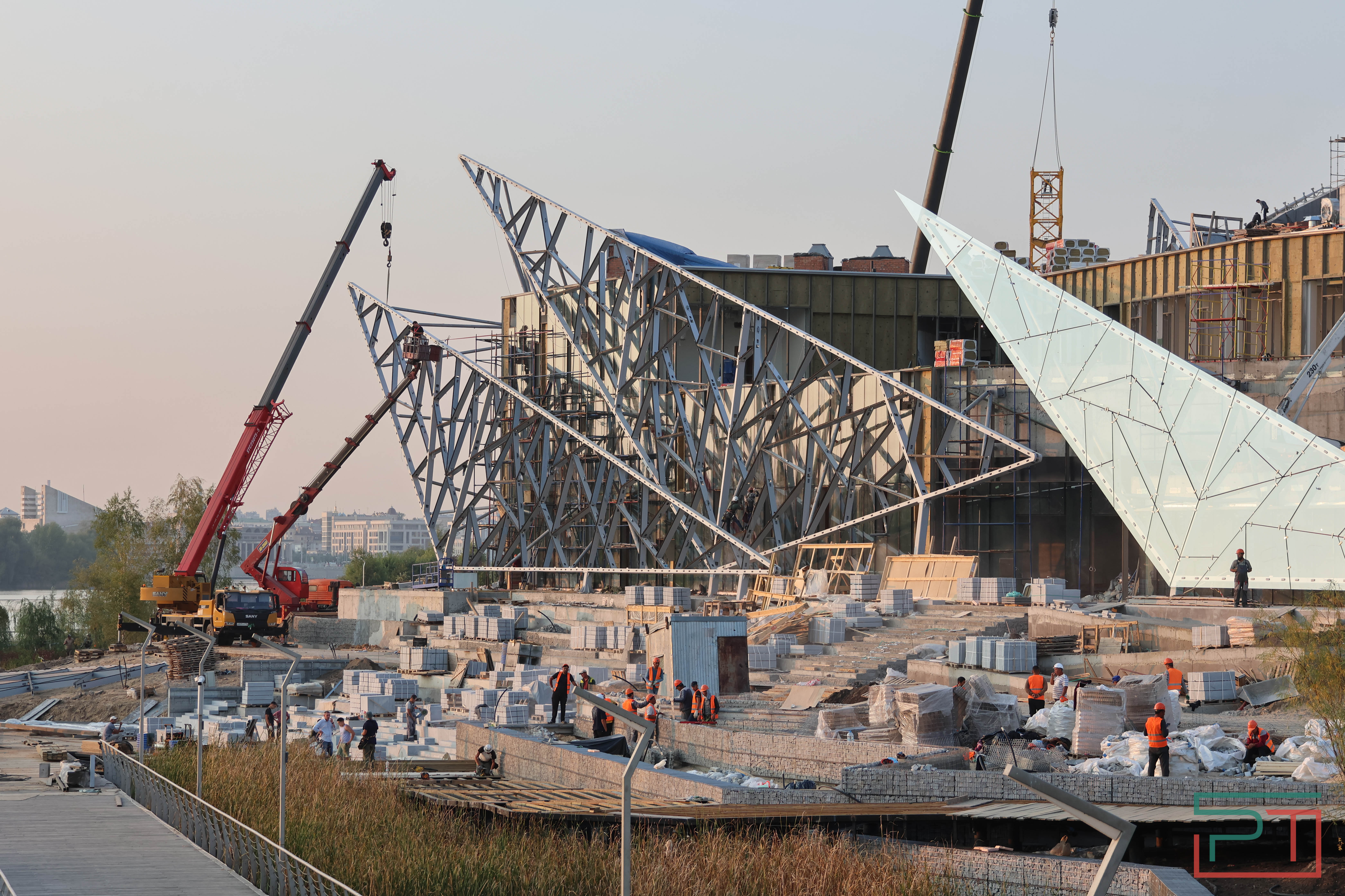 В Казани продолжается строительство нового театра Камала