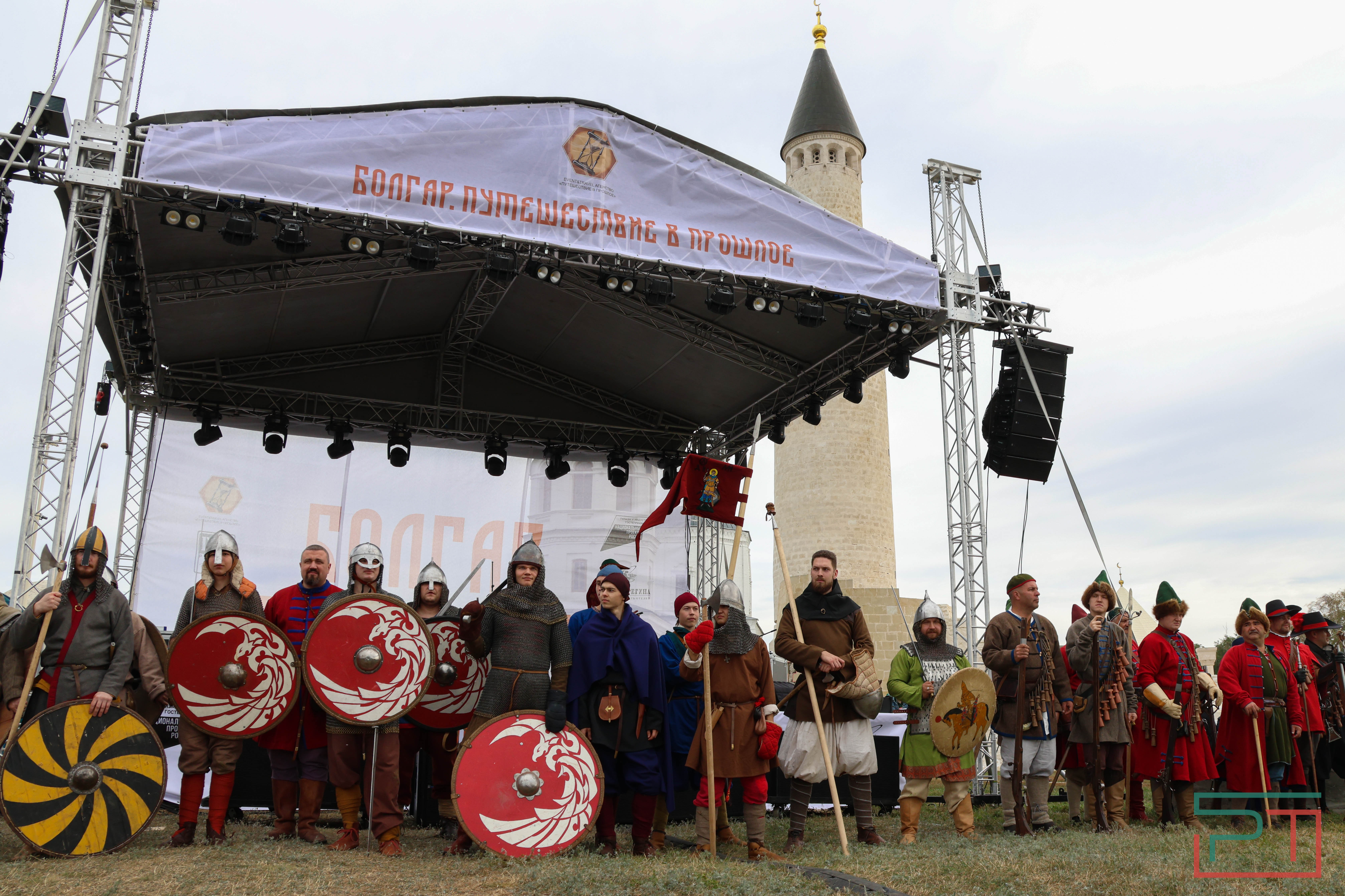 Постреляли из мушкета, погадали у шамана: в Болгаре прошел фестиваль «Путешествие в прошлое»