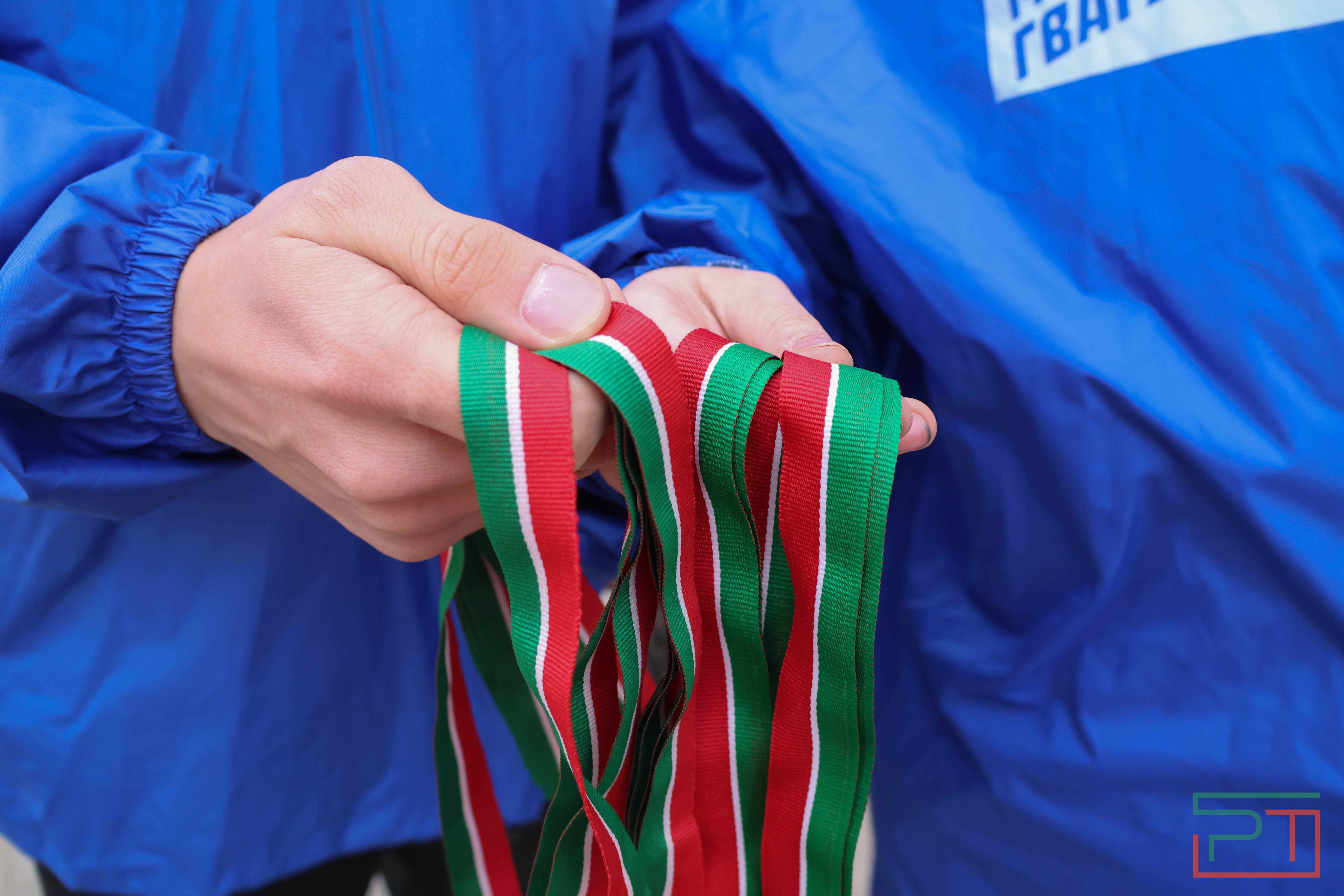 Активисты раздали ленты с флагом Татарстана