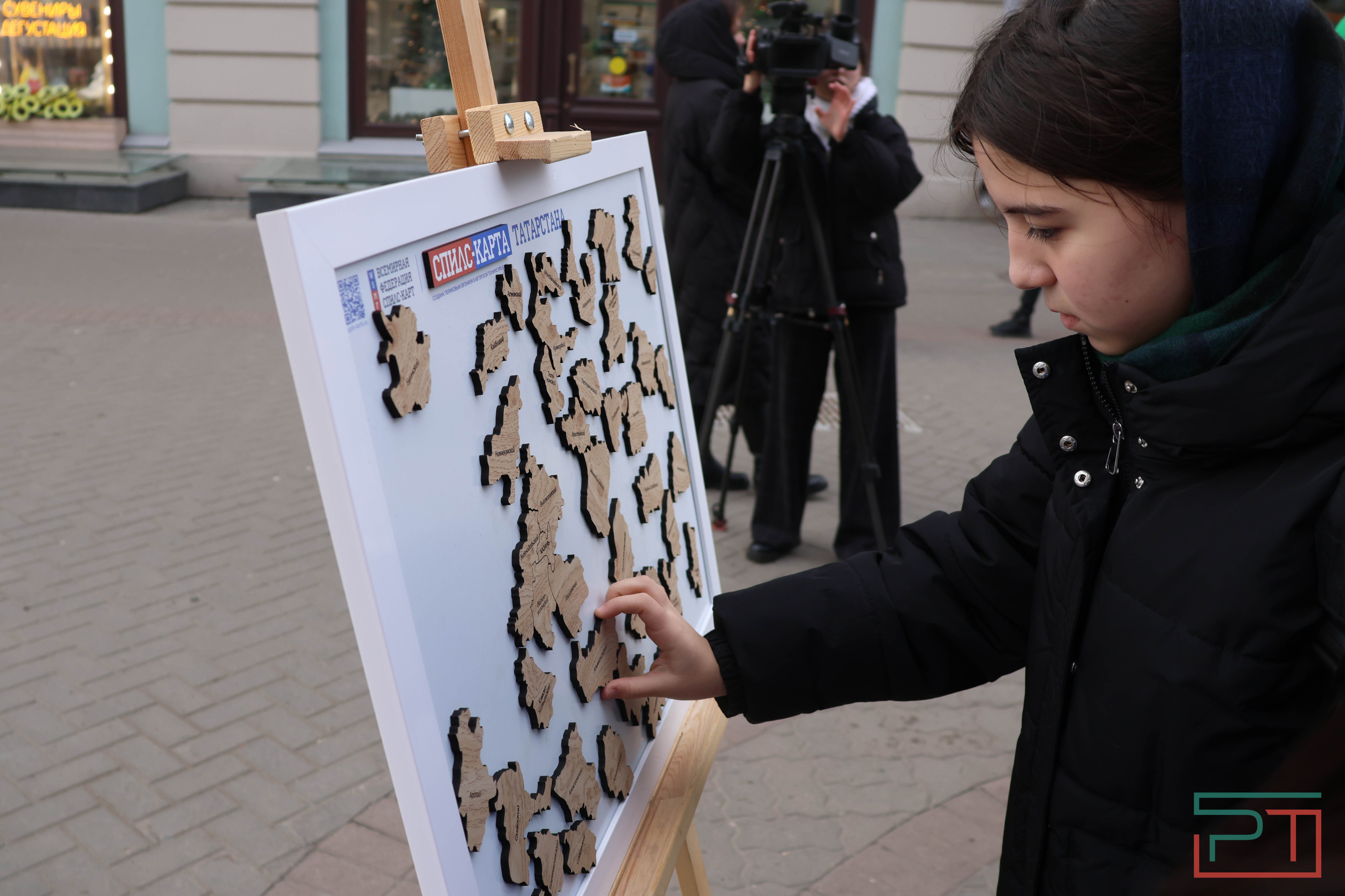 Активисты раздали ленты с флагом Татарстана