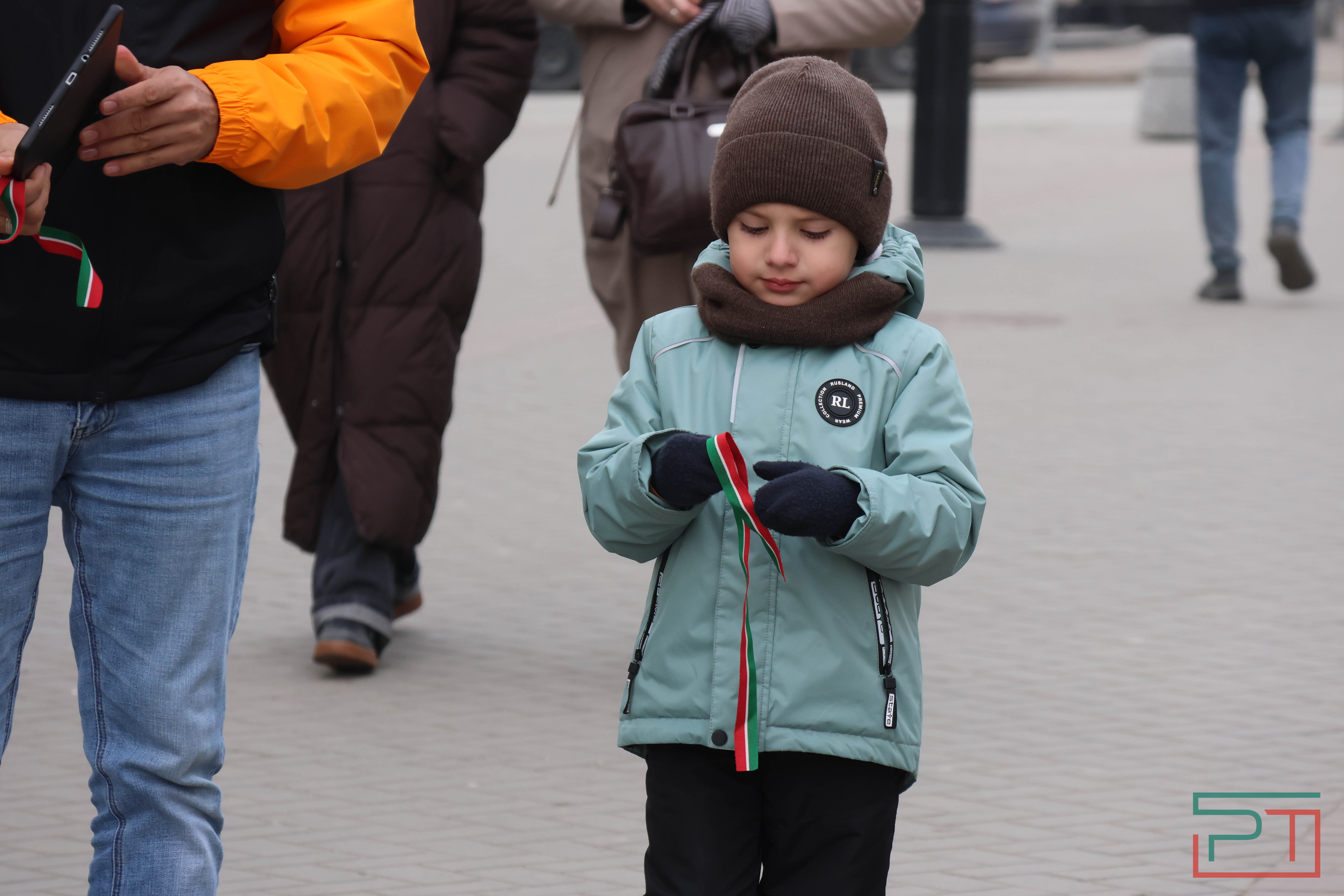 Активисты раздали ленты с флагом Татарстана