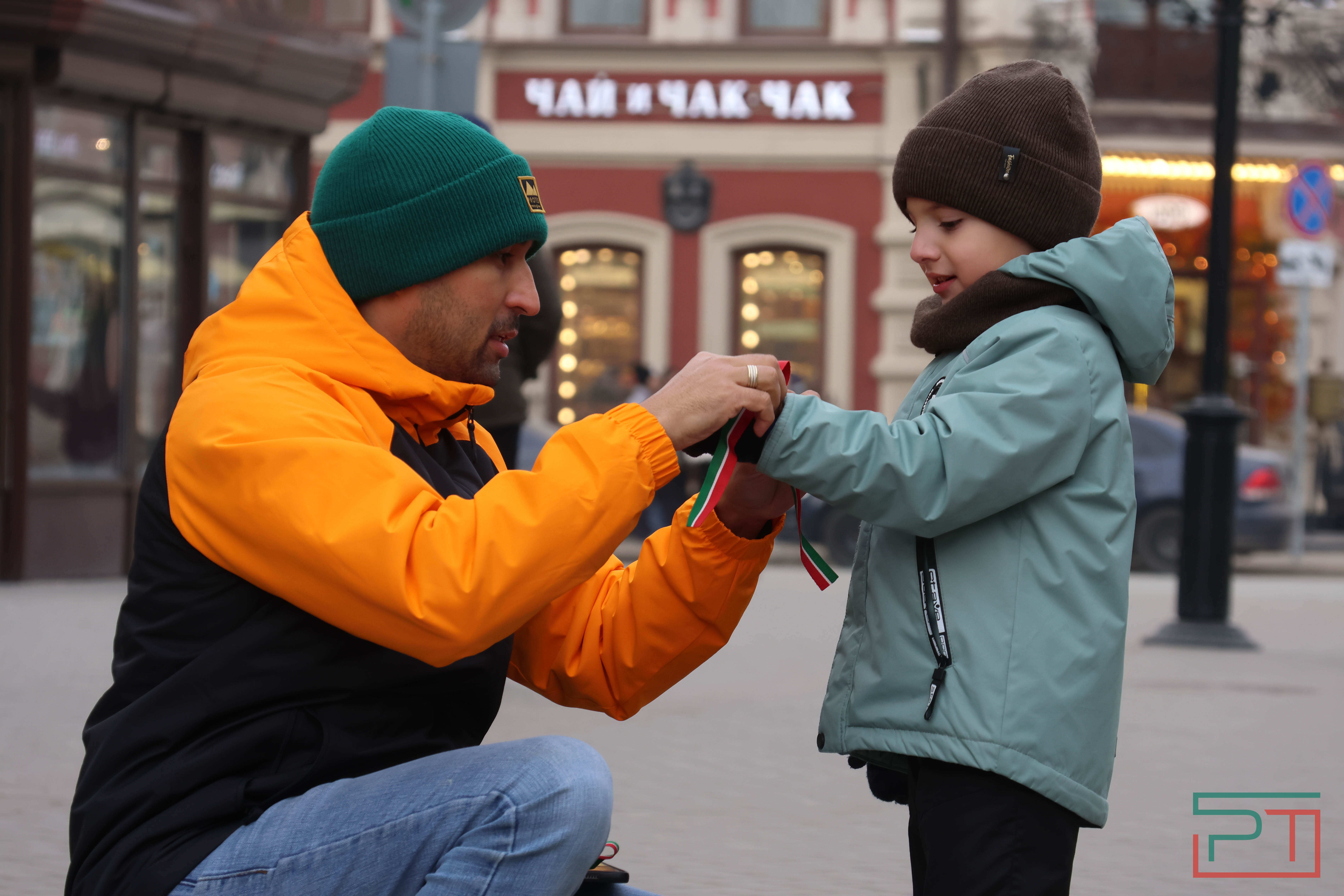 Активисты раздали ленты с флагом Татарстана