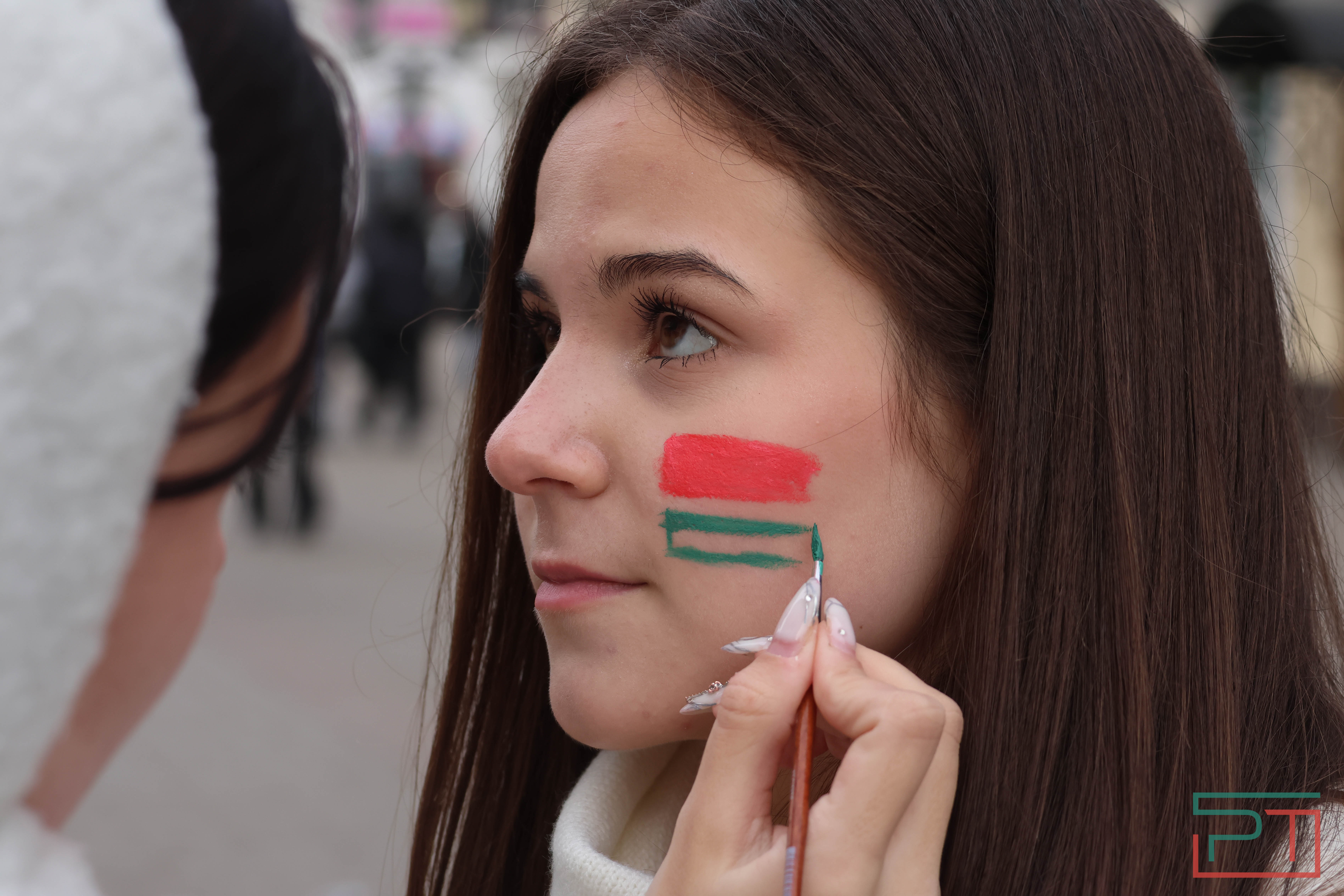 Активисты раздали ленты с флагом Татарстана