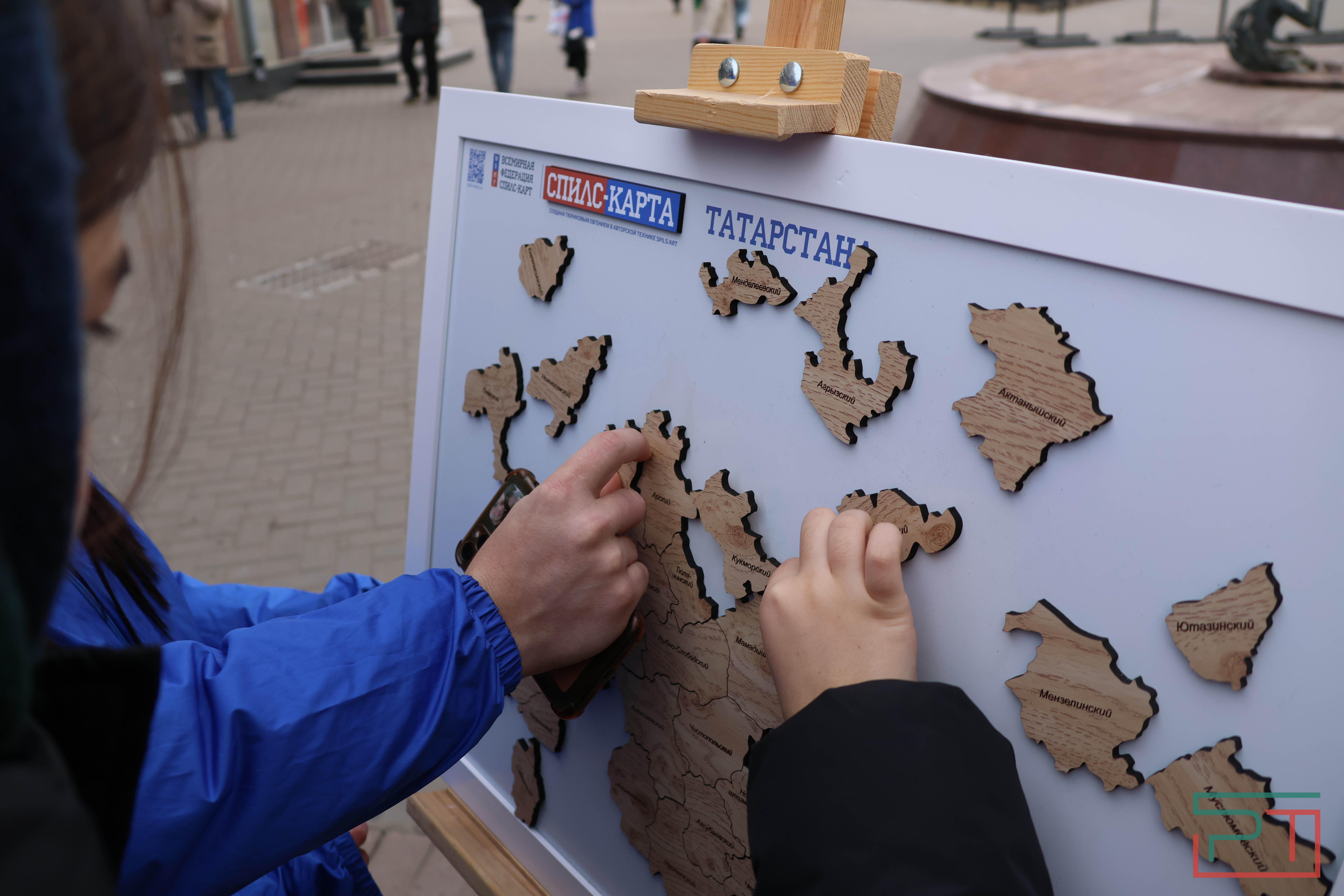 Активисты раздали ленты с флагом Татарстана