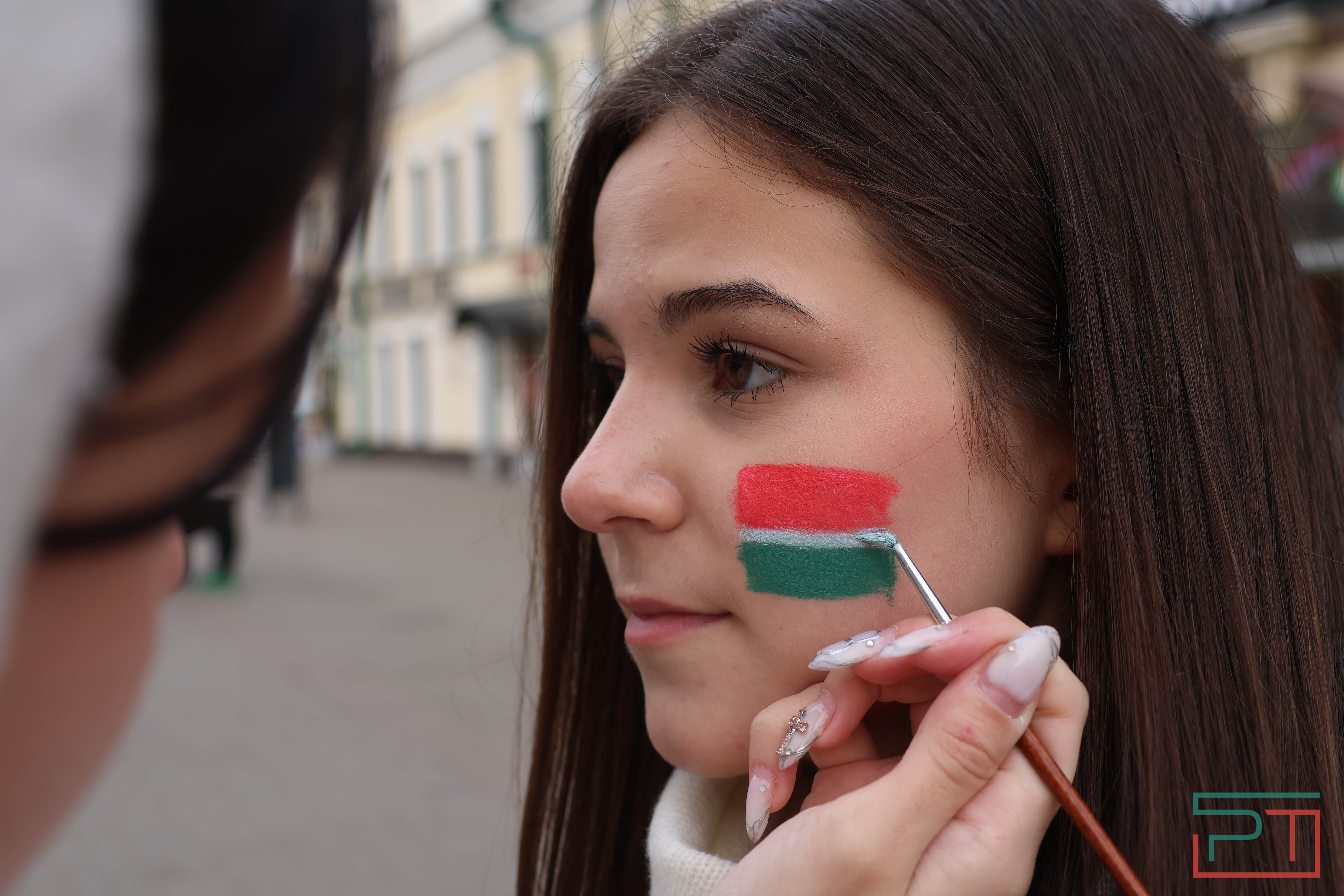 Активисты раздали ленты с флагом Татарстана