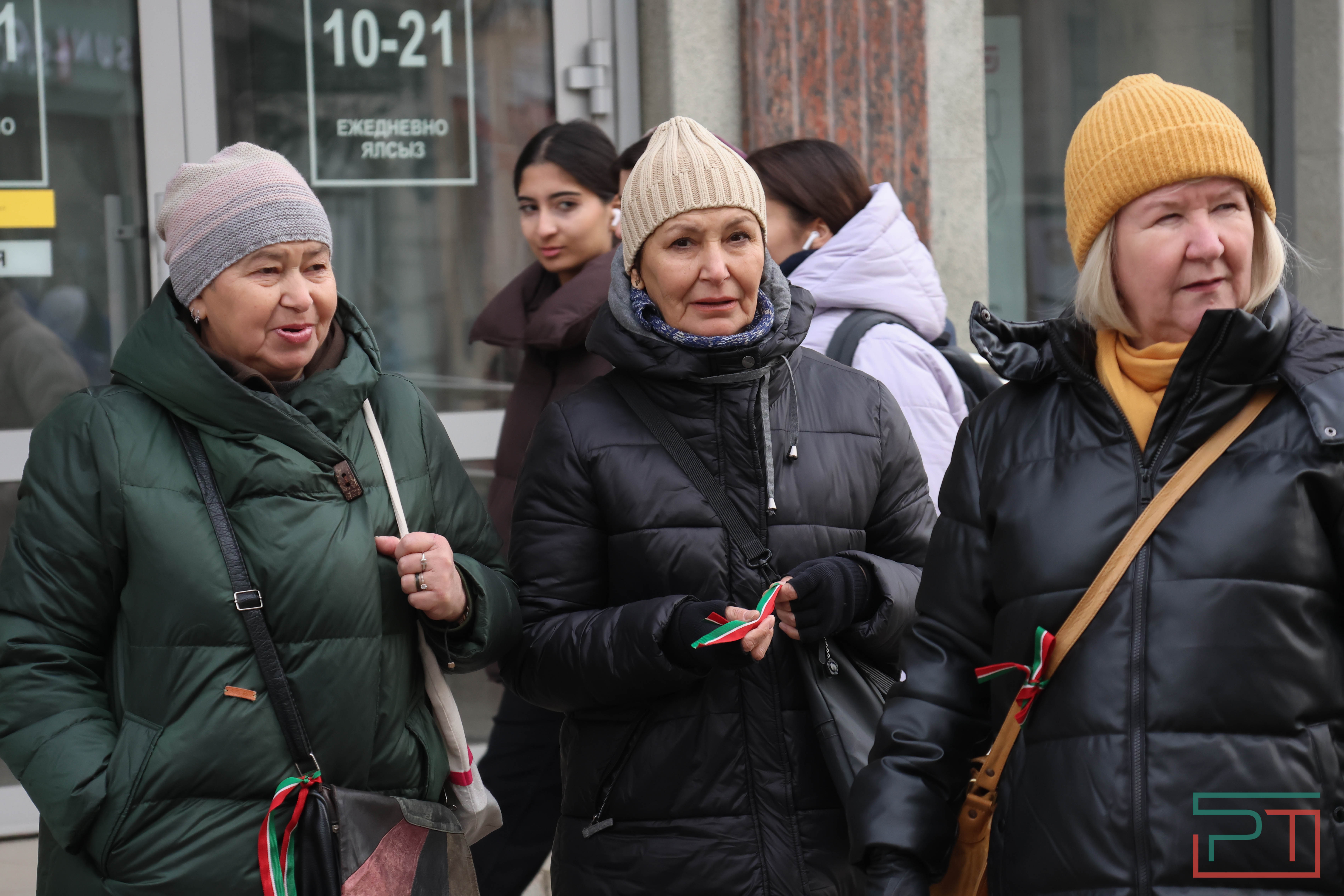 Активисты раздали ленты с флагом Татарстана