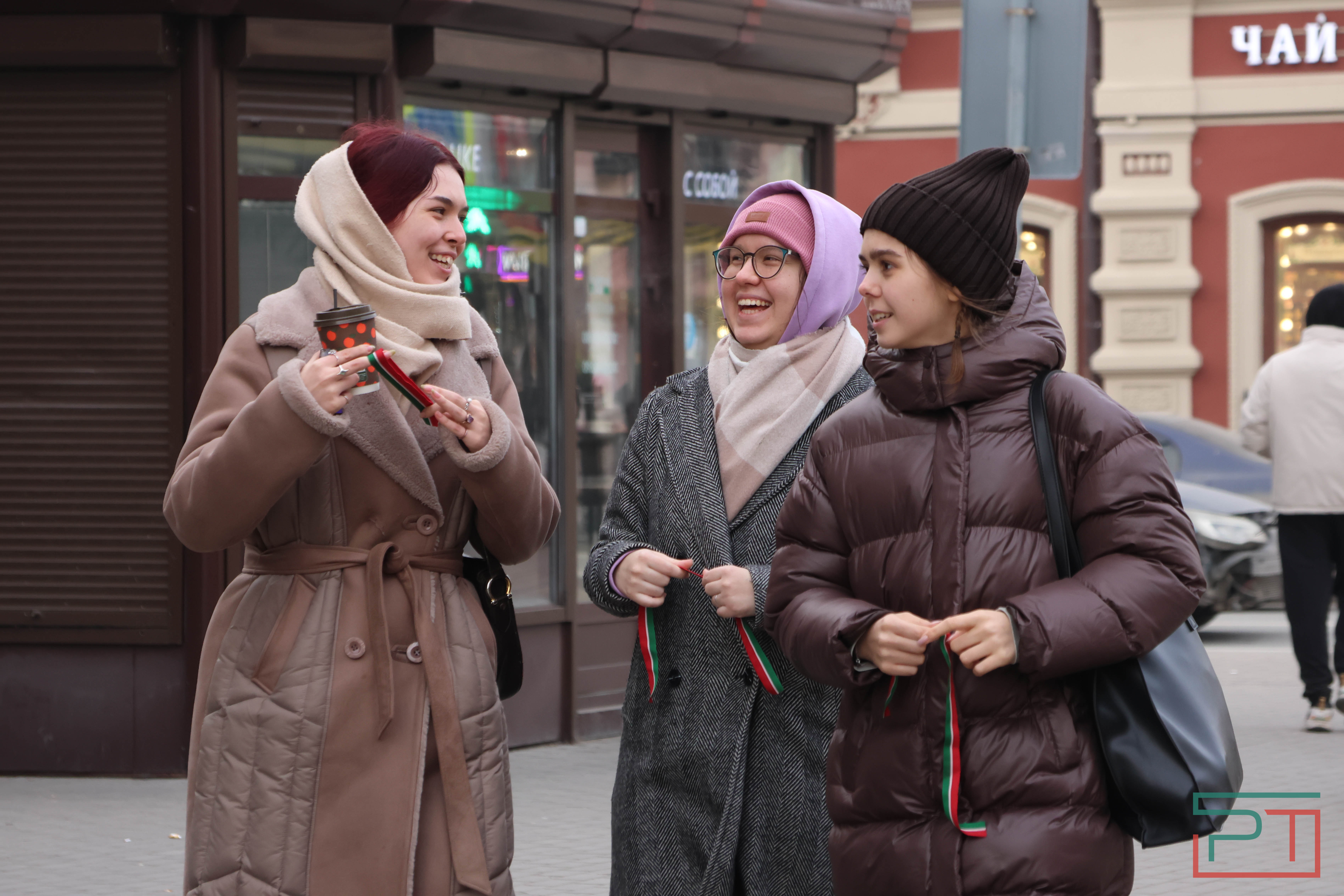 Активисты раздали ленты с флагом Татарстана