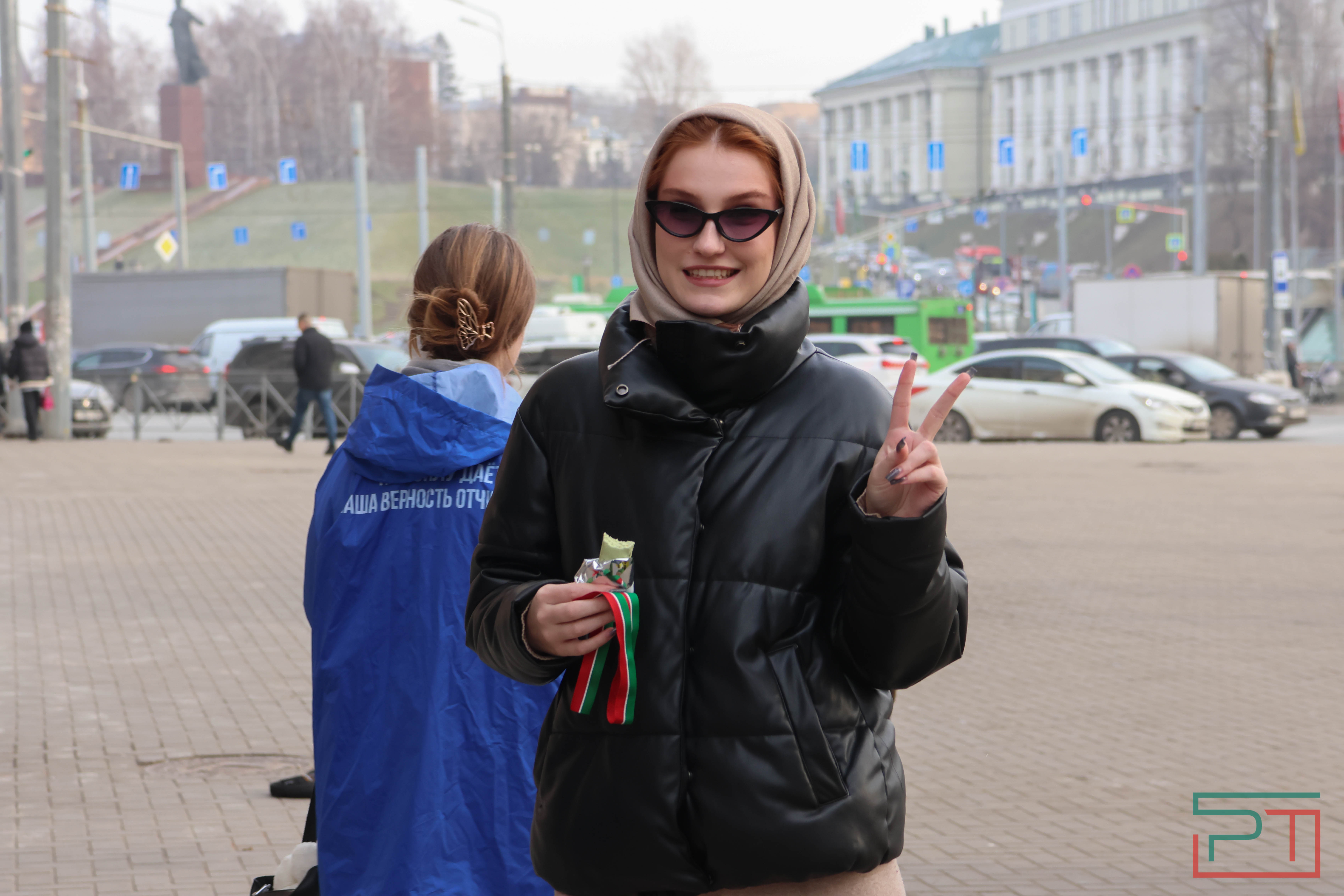 Активисты раздали ленты с флагом Татарстана