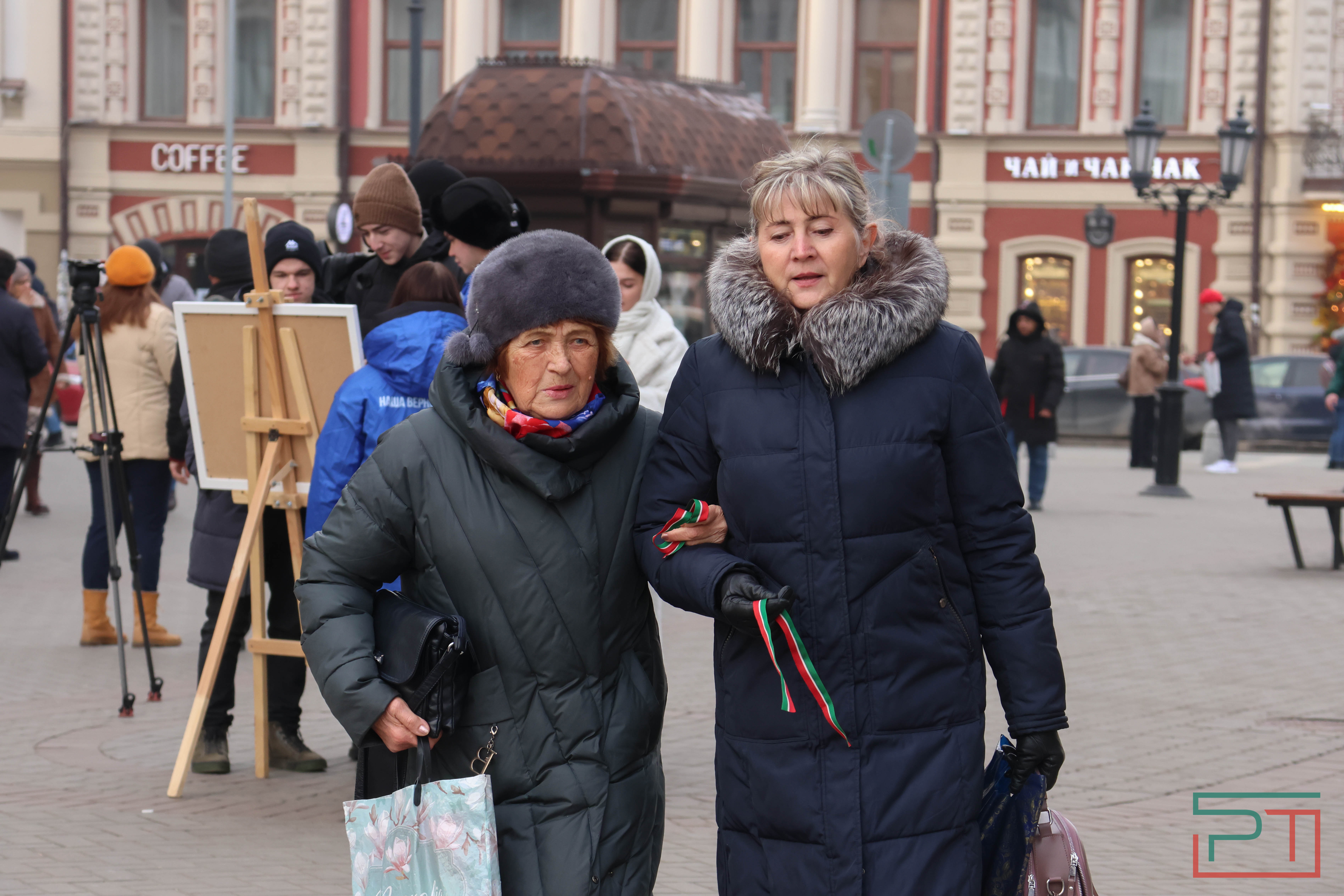 Активисты раздали ленты с флагом Татарстана