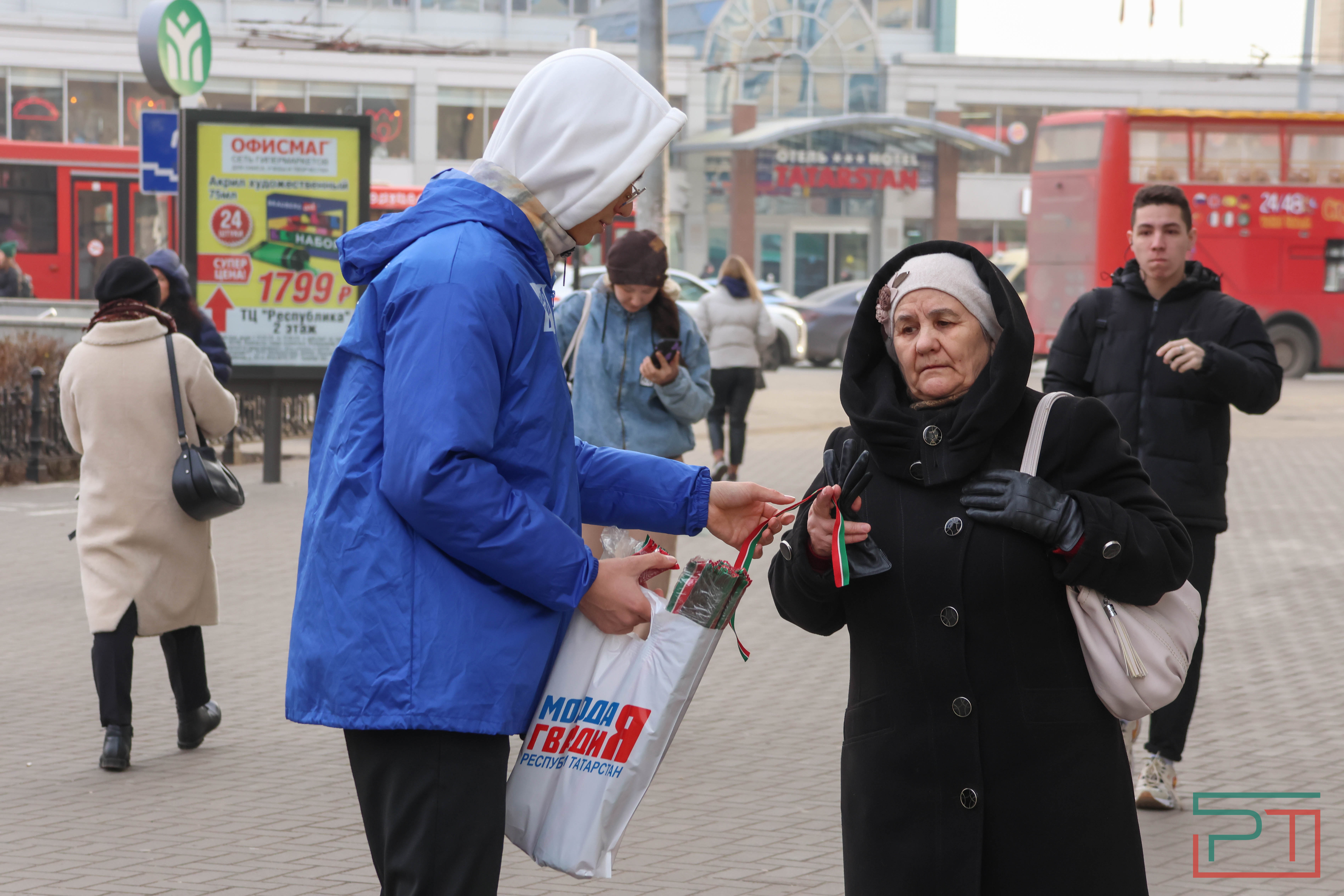 Активисты раздали ленты с флагом Татарстана