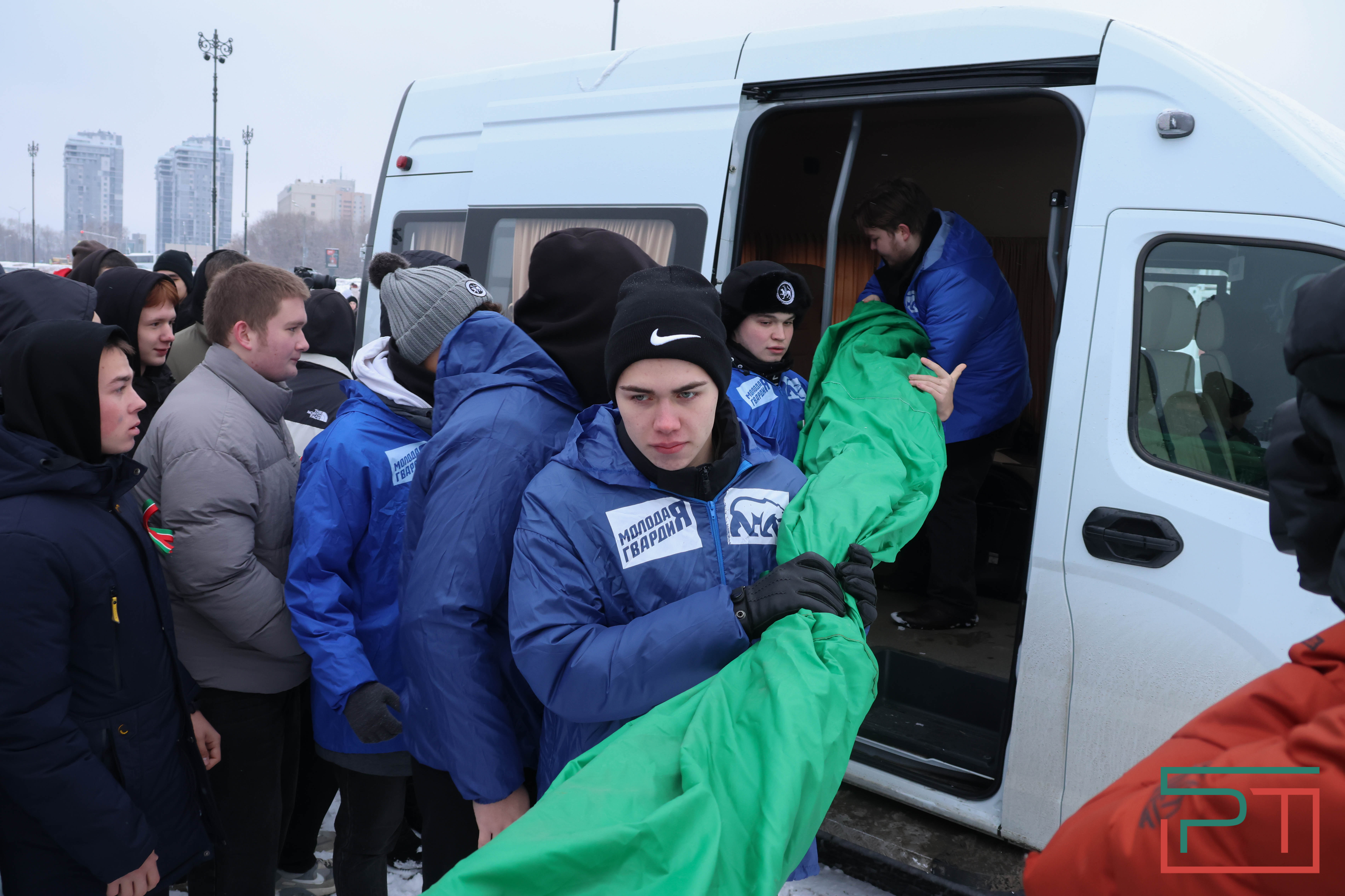 Школьники и студенты в Казани развернули самый большой флаг Татарстана