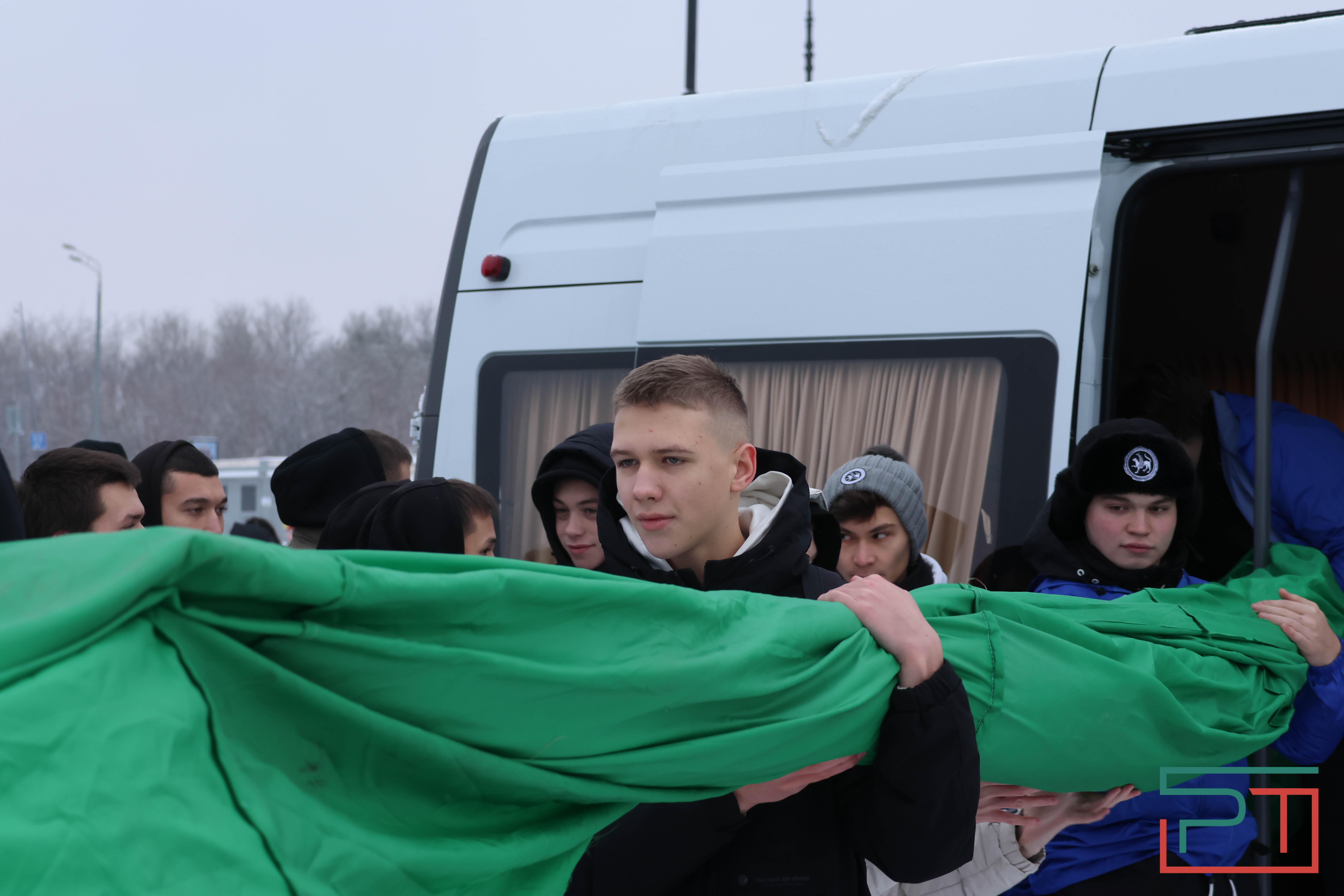 Школьники и студенты в Казани развернули самый большой флаг Татарстана