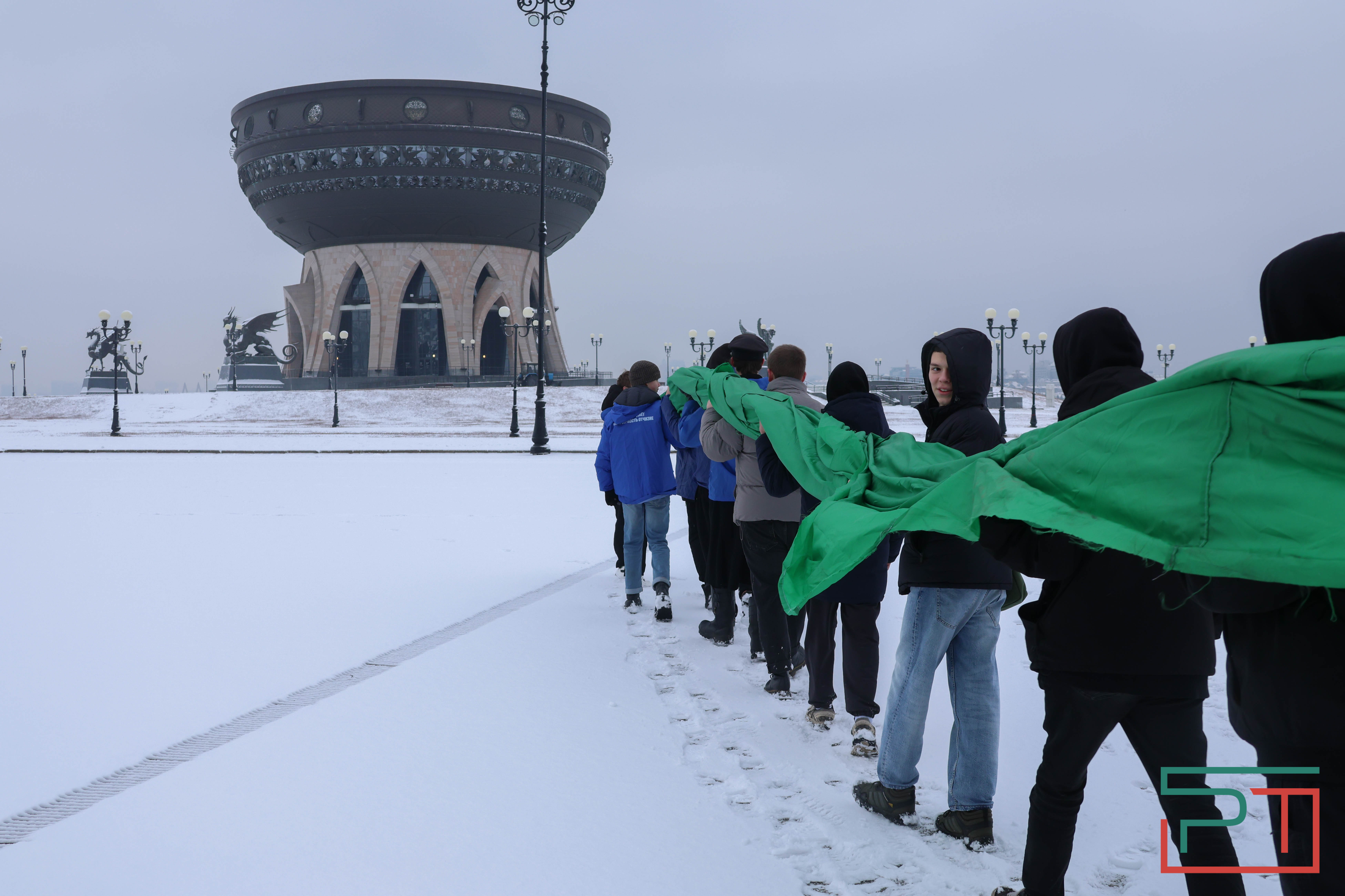 Школьники и студенты в Казани развернули самый большой флаг Татарстана