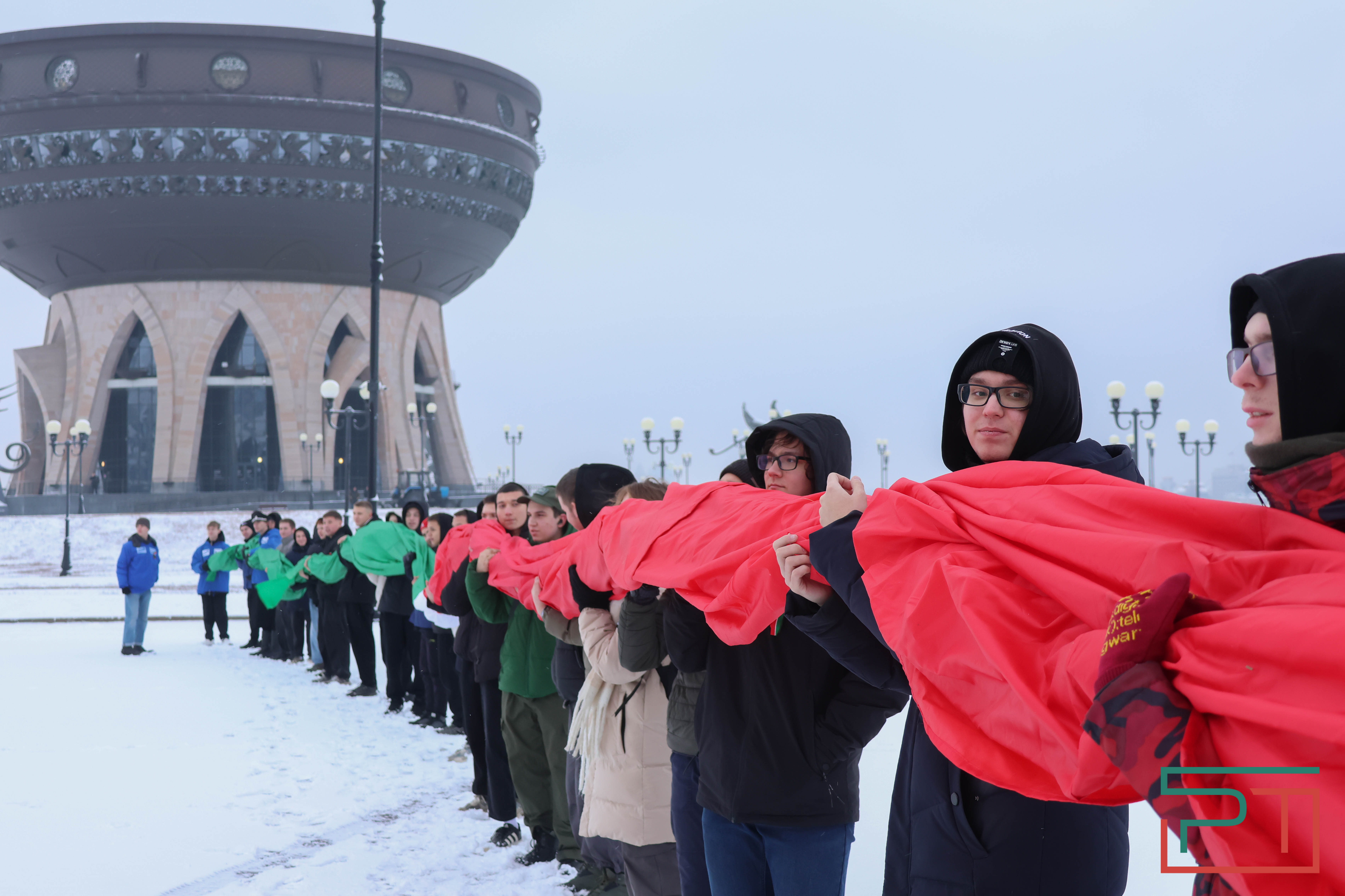 Школьники и студенты в Казани развернули самый большой флаг Татарстана