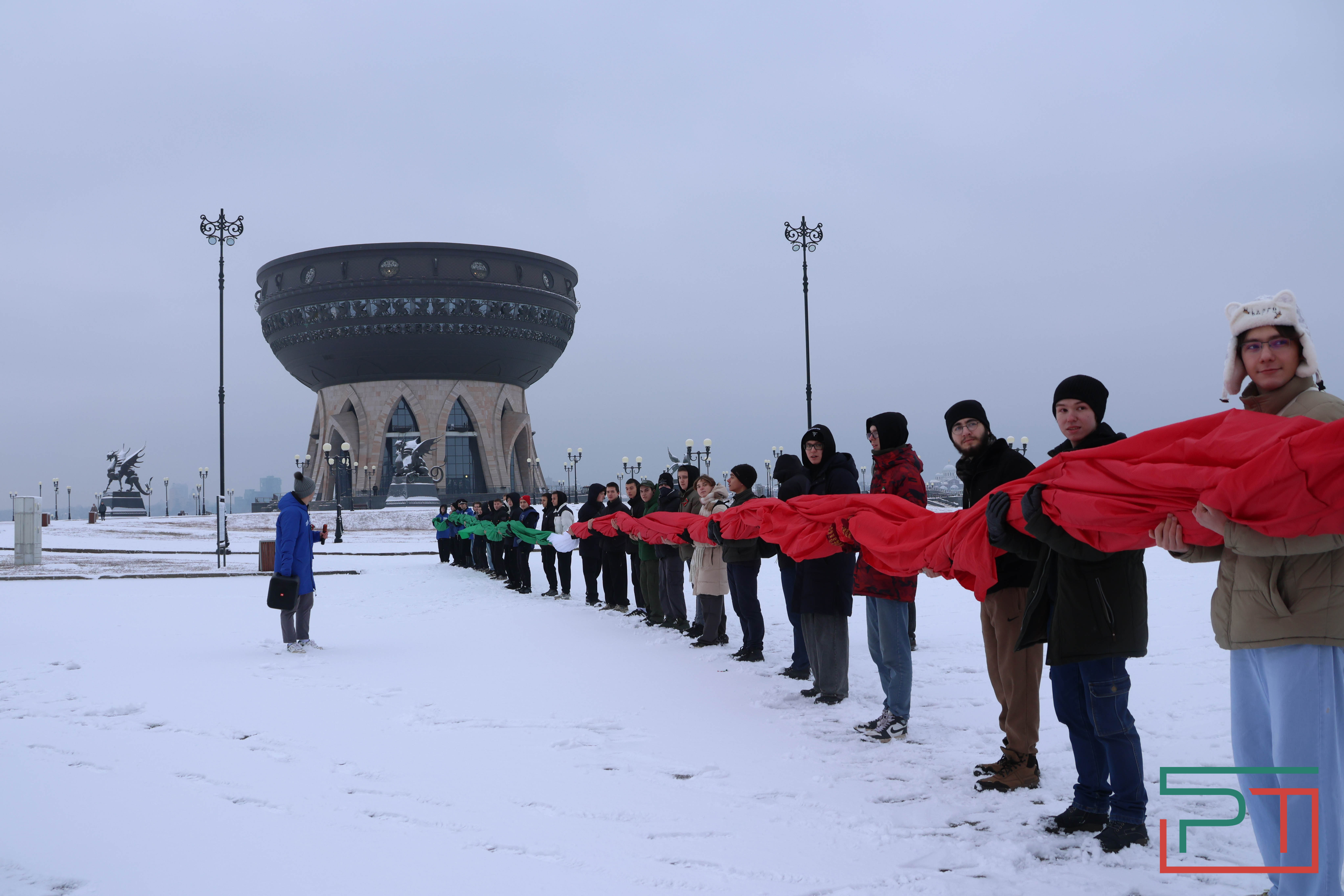 Школьники и студенты в Казани развернули самый большой флаг Татарстана
