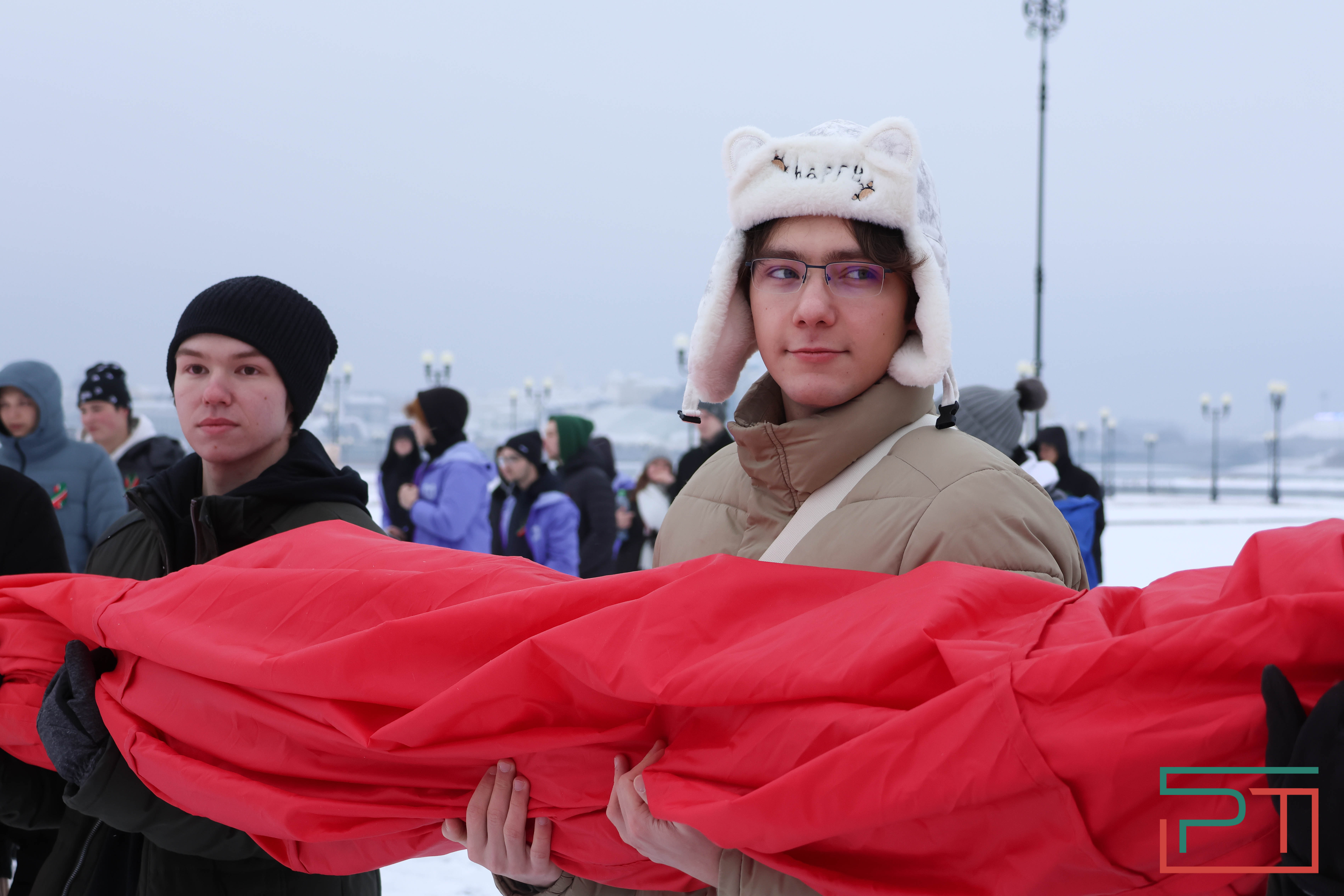 Школьники и студенты в Казани развернули самый большой флаг Татарстана