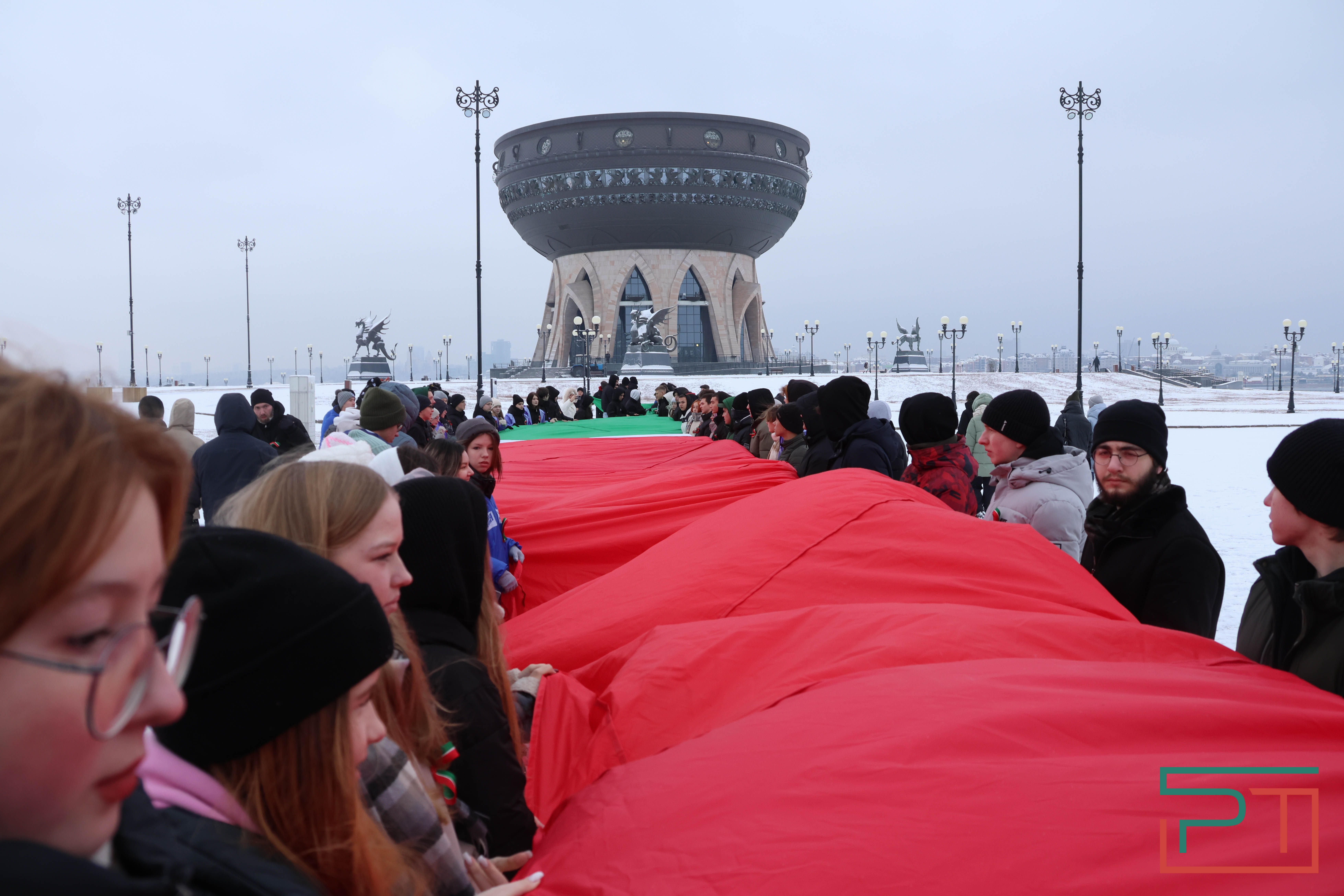 Школьники и студенты в Казани развернули самый большой флаг Татарстана