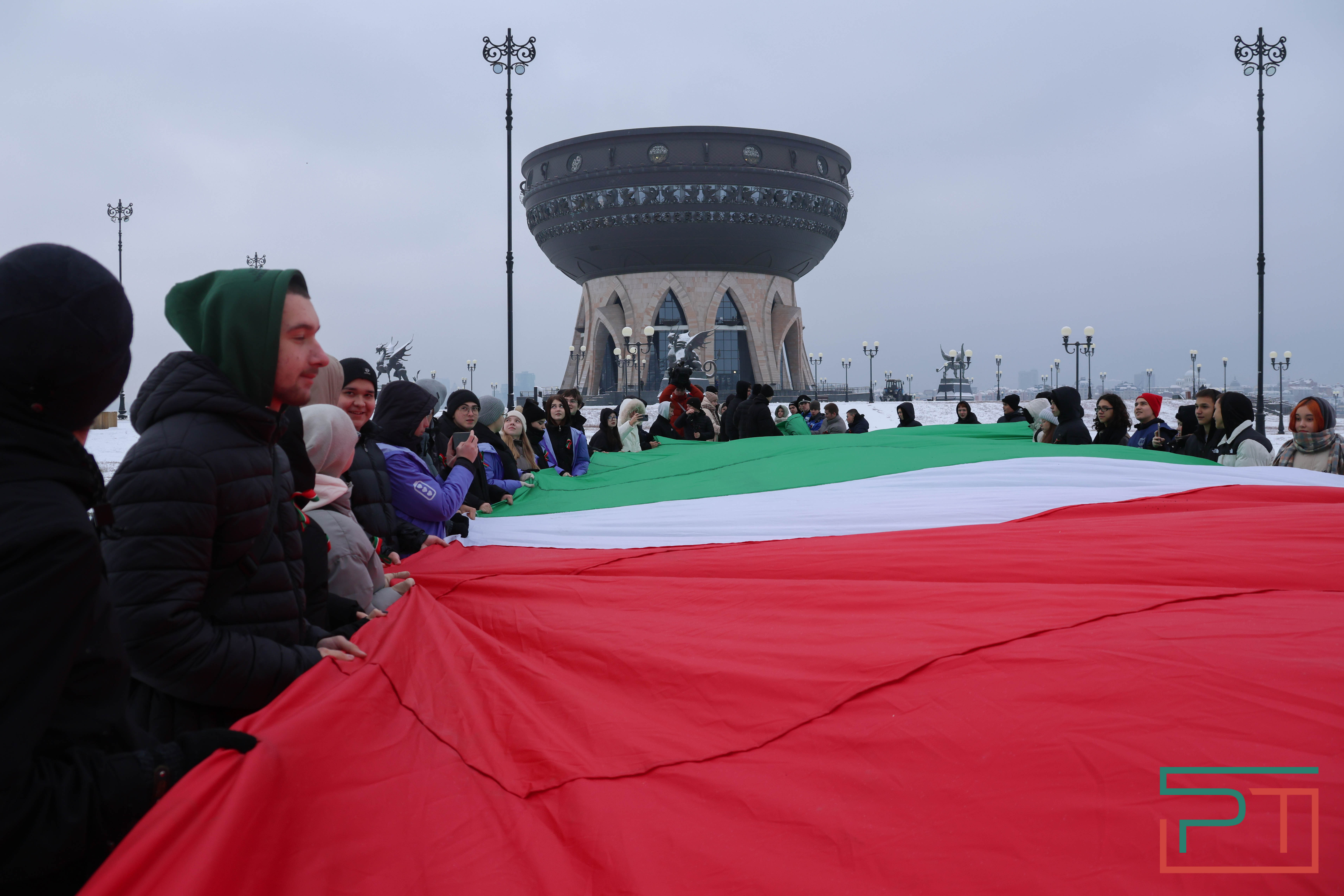 Школьники и студенты в Казани развернули самый большой флаг Татарстана
