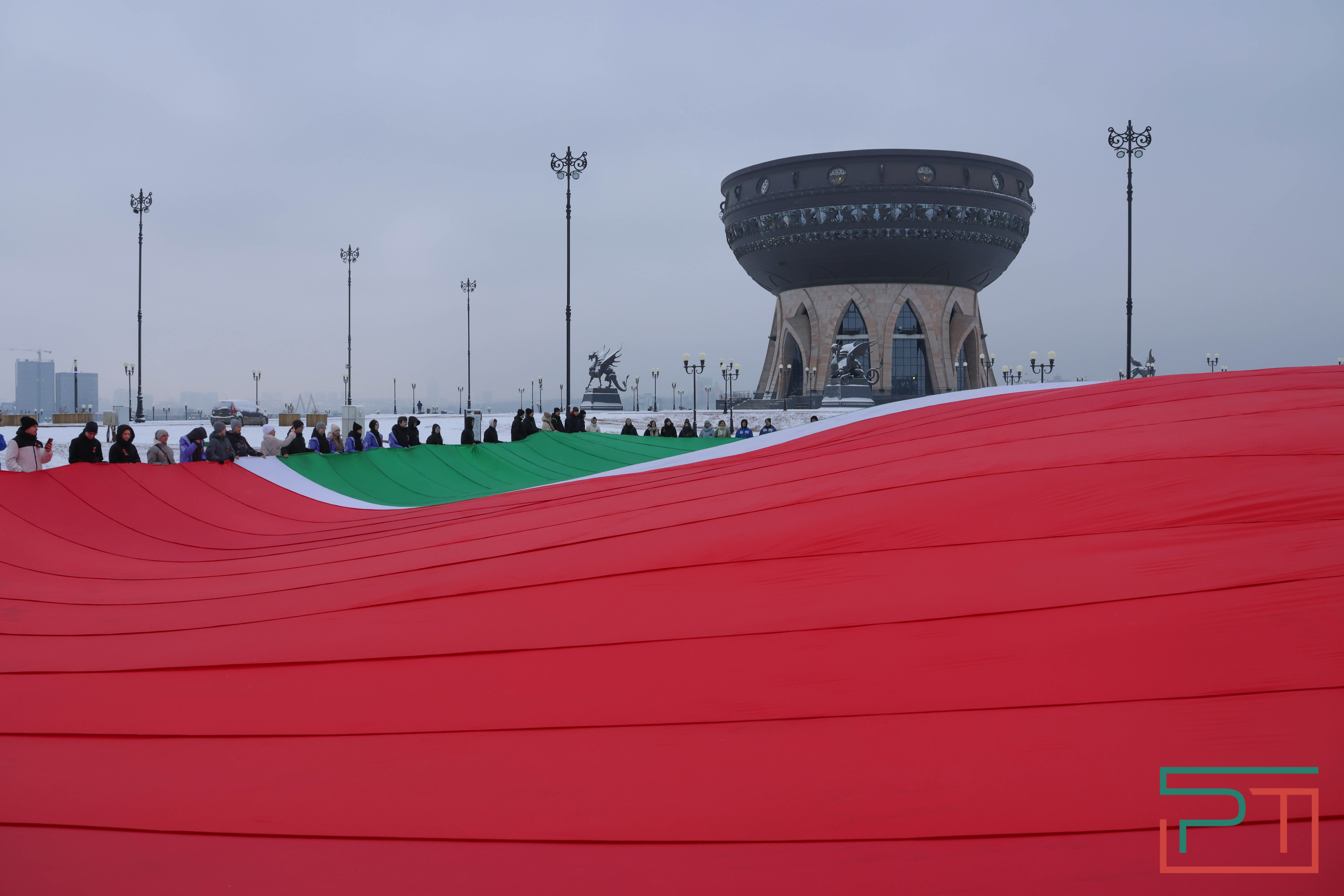Школьники и студенты в Казани развернули самый большой флаг Татарстана