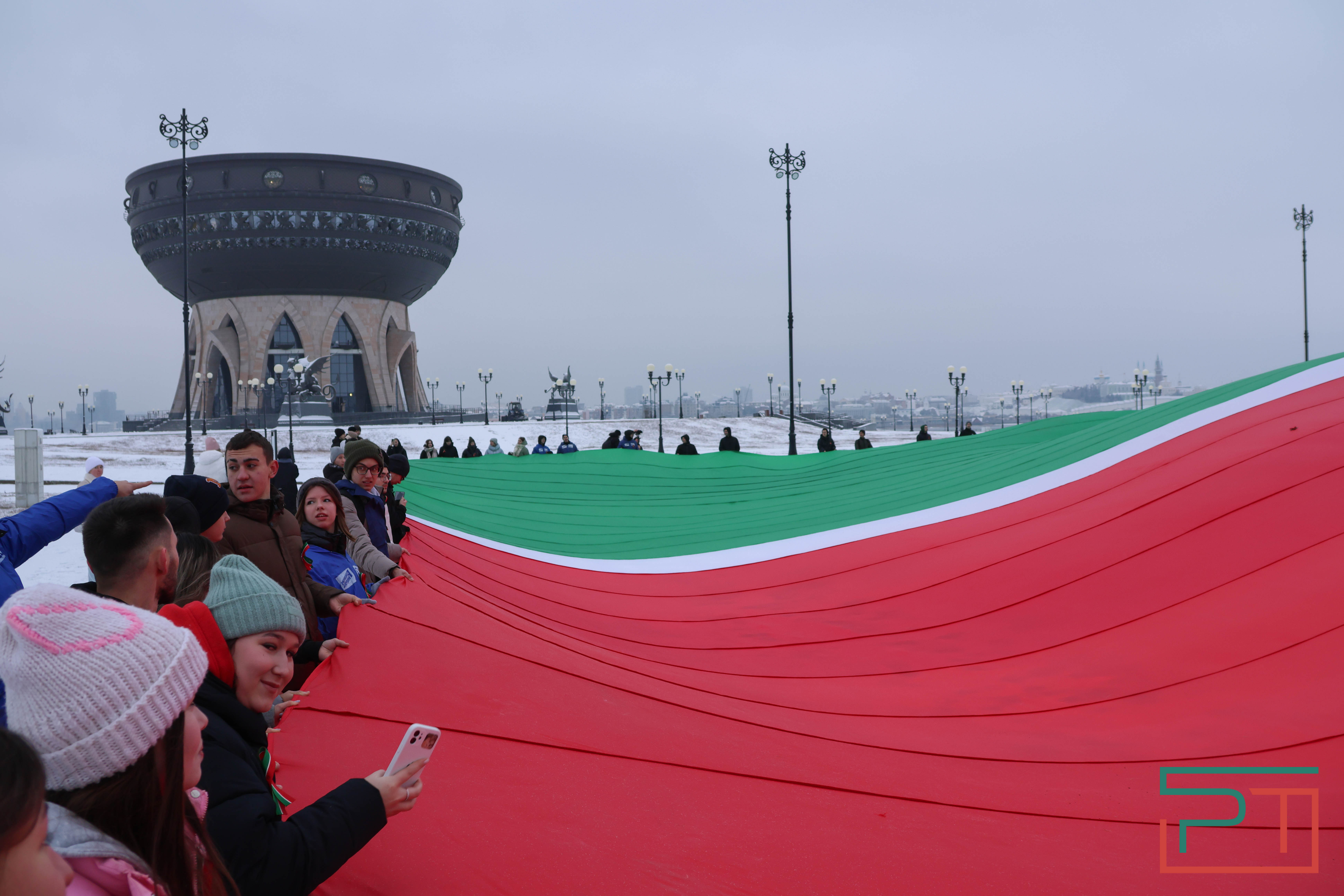 Школьники и студенты в Казани развернули самый большой флаг Татарстана