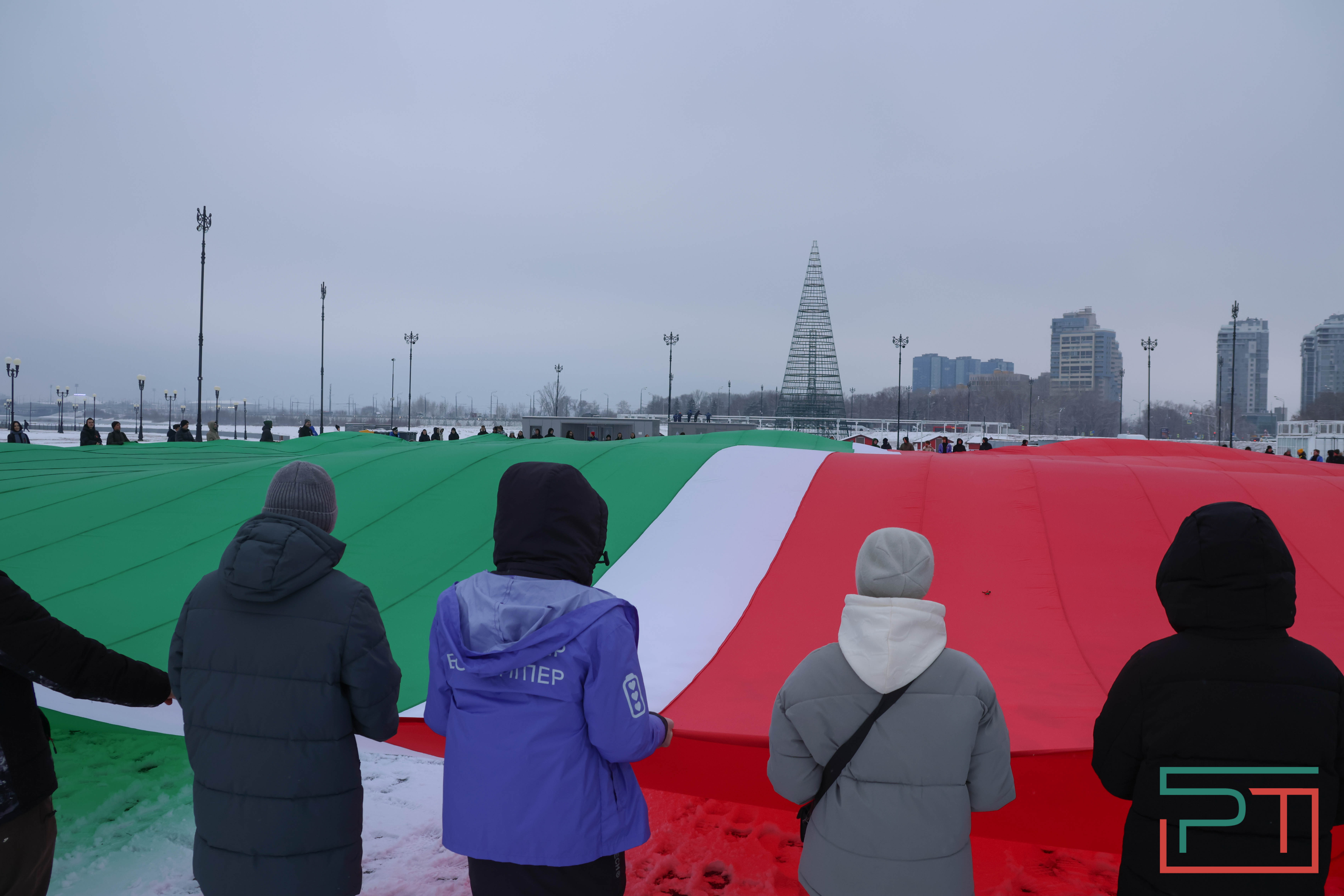 Школьники и студенты в Казани развернули самый большой флаг Татарстана