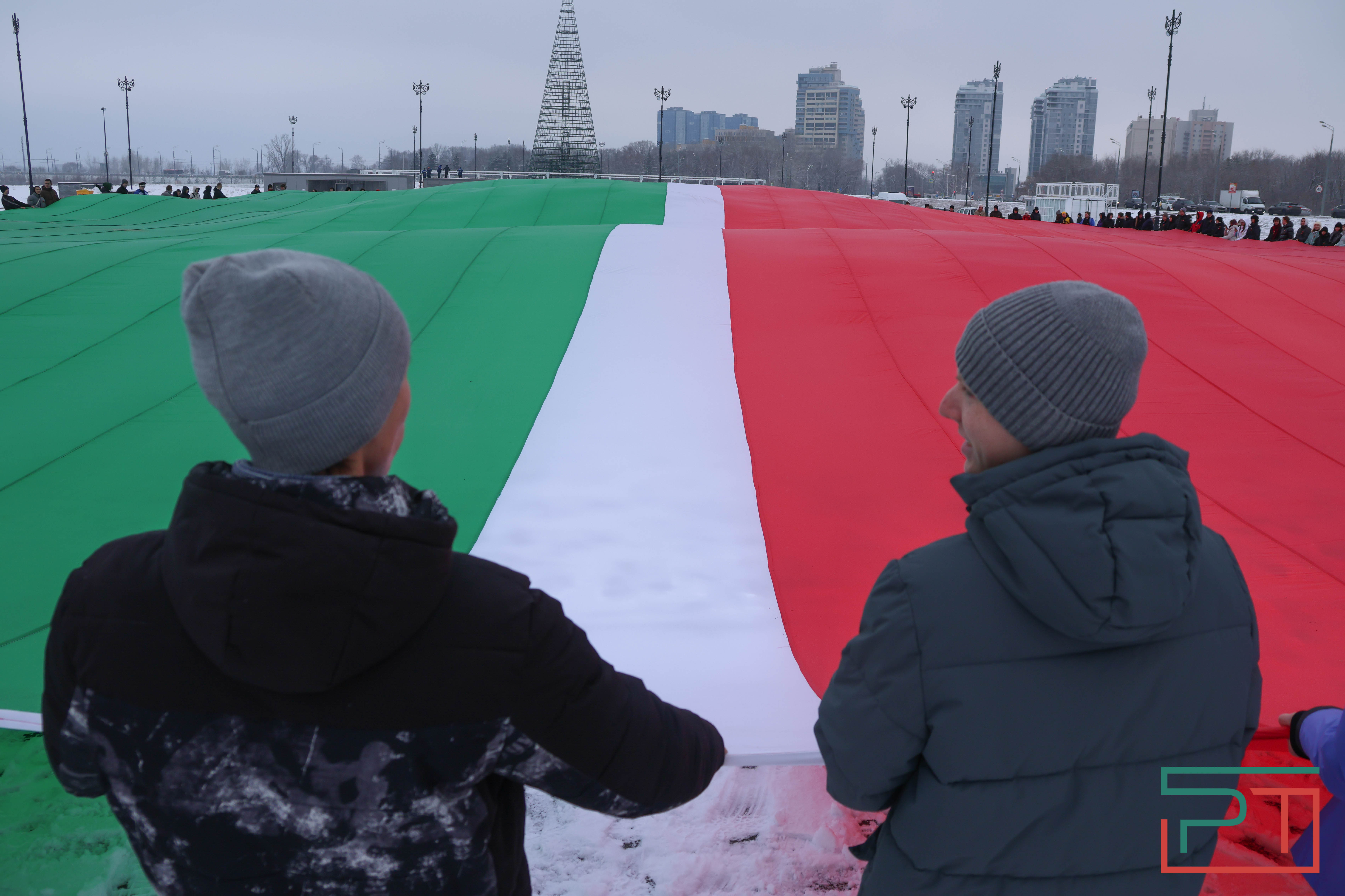 Школьники и студенты в Казани развернули самый большой флаг Татарстана