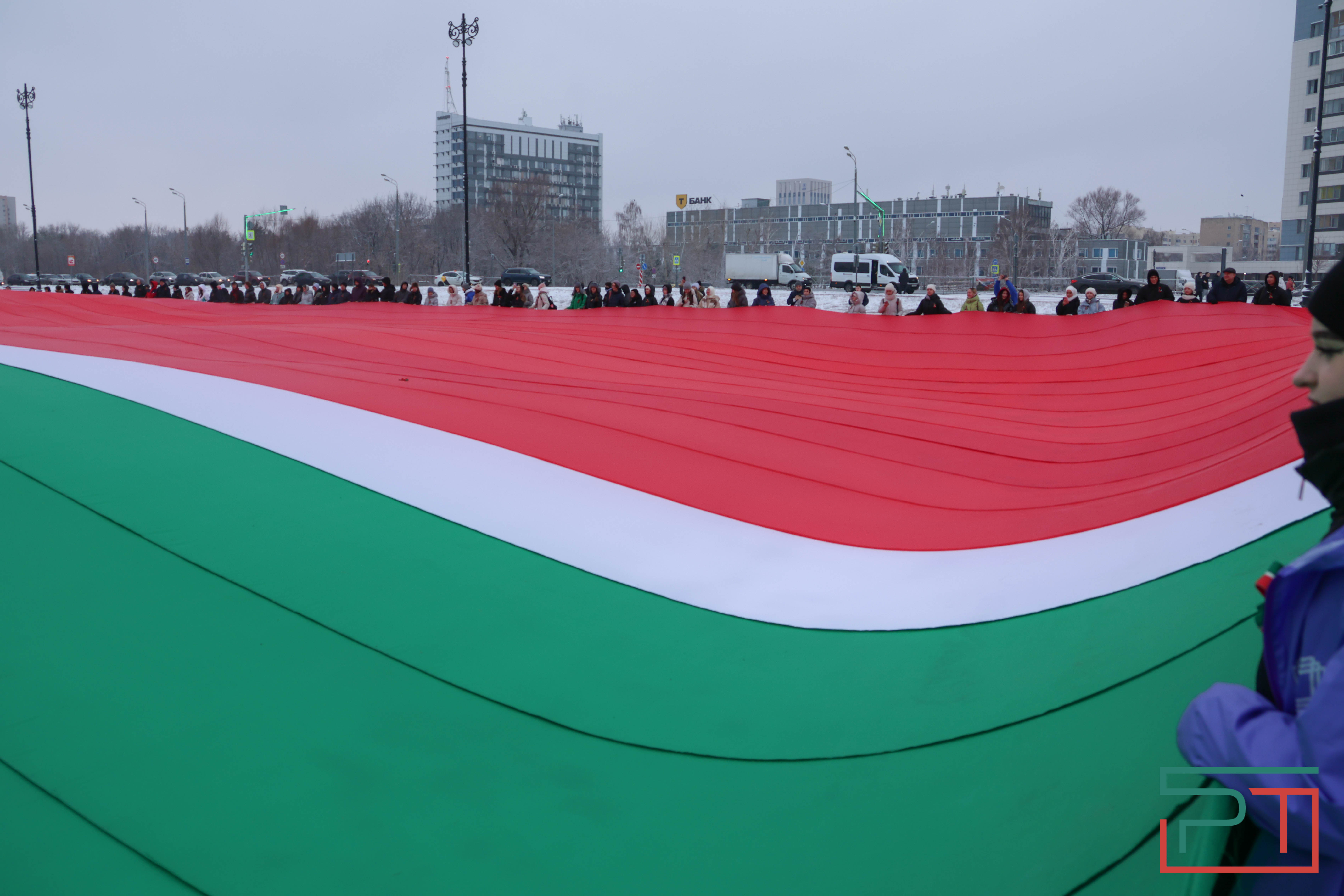 Школьники и студенты в Казани развернули самый большой флаг Татарстана