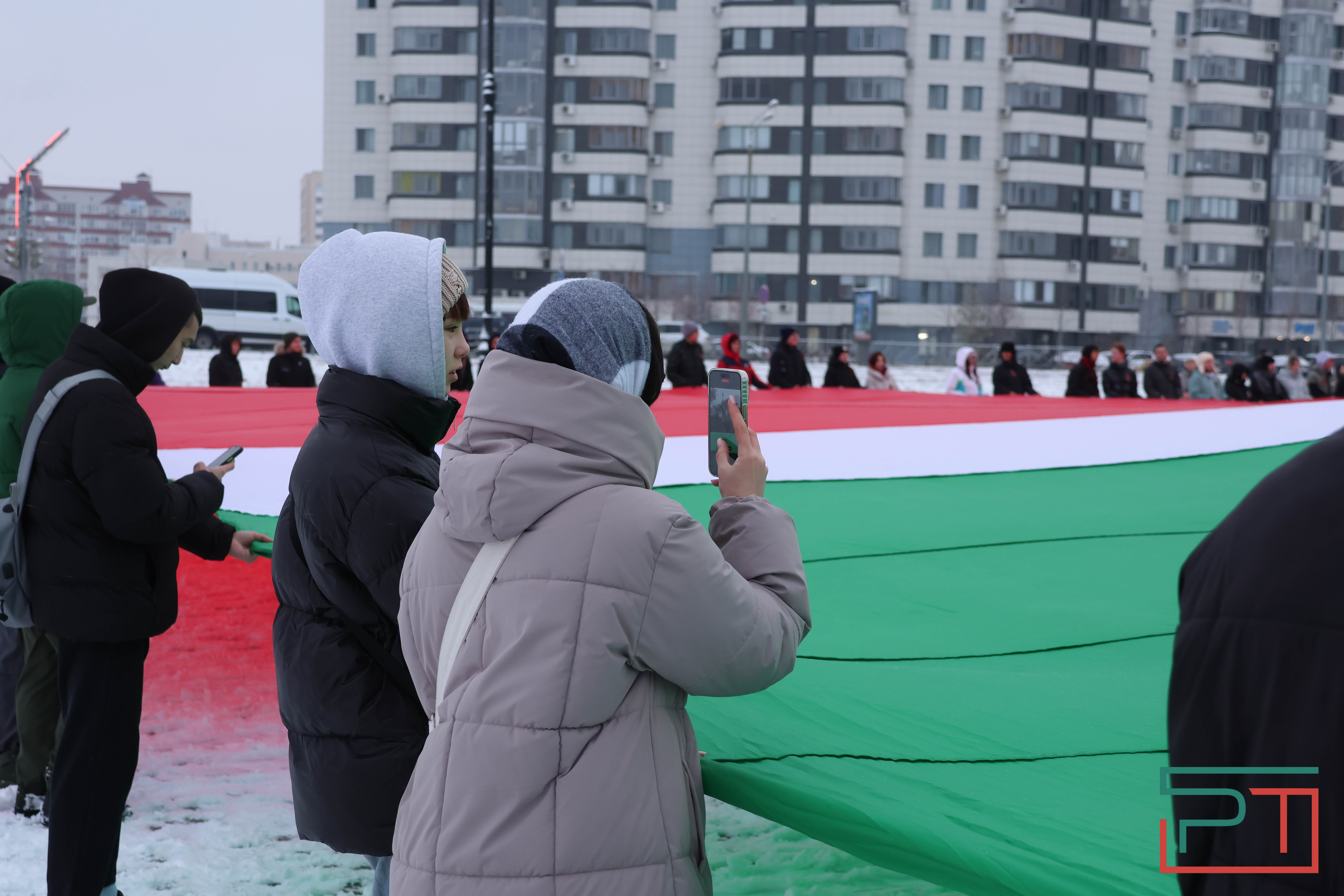 Школьники и студенты в Казани развернули самый большой флаг Татарстана