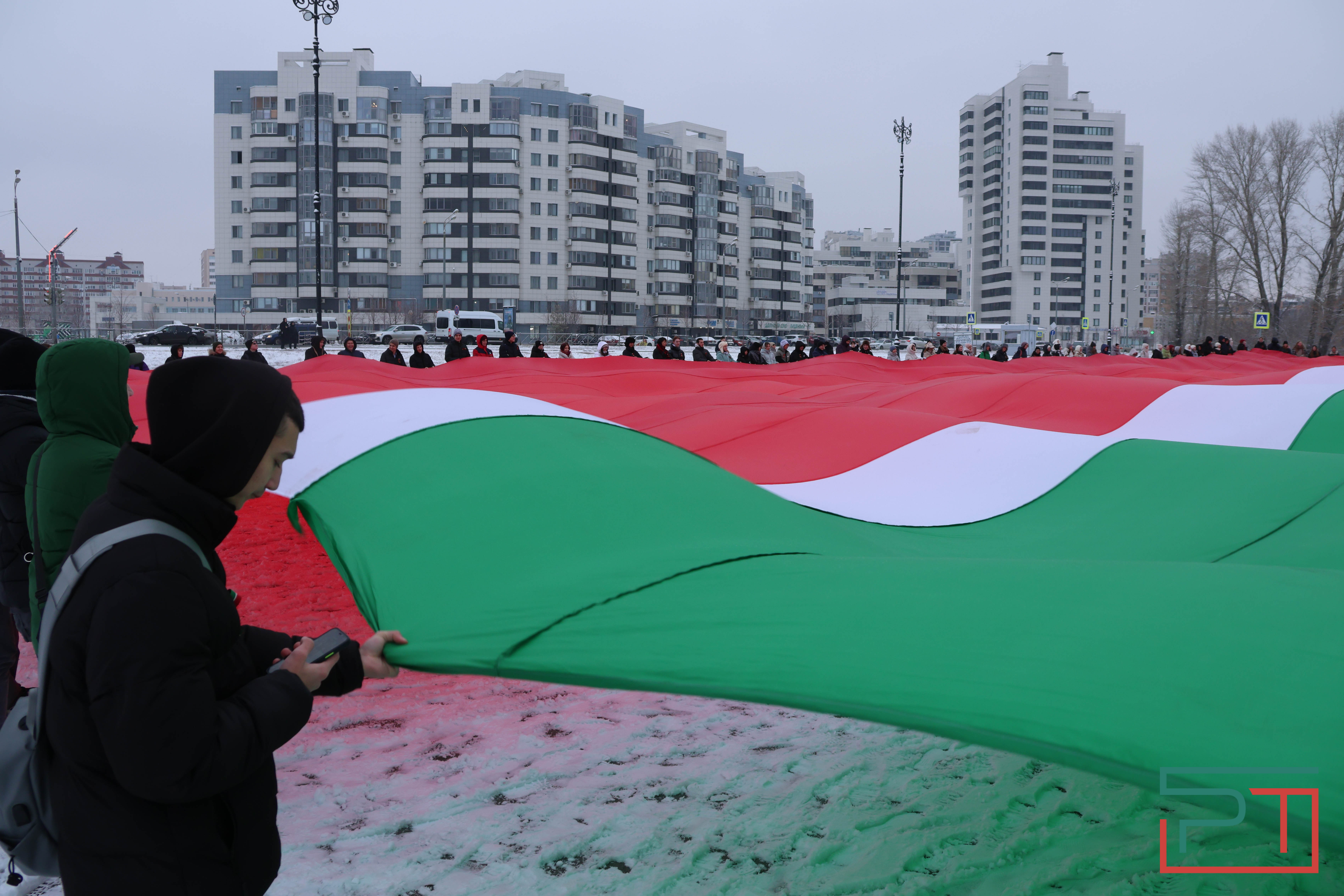 Школьники и студенты в Казани развернули самый большой флаг Татарстана