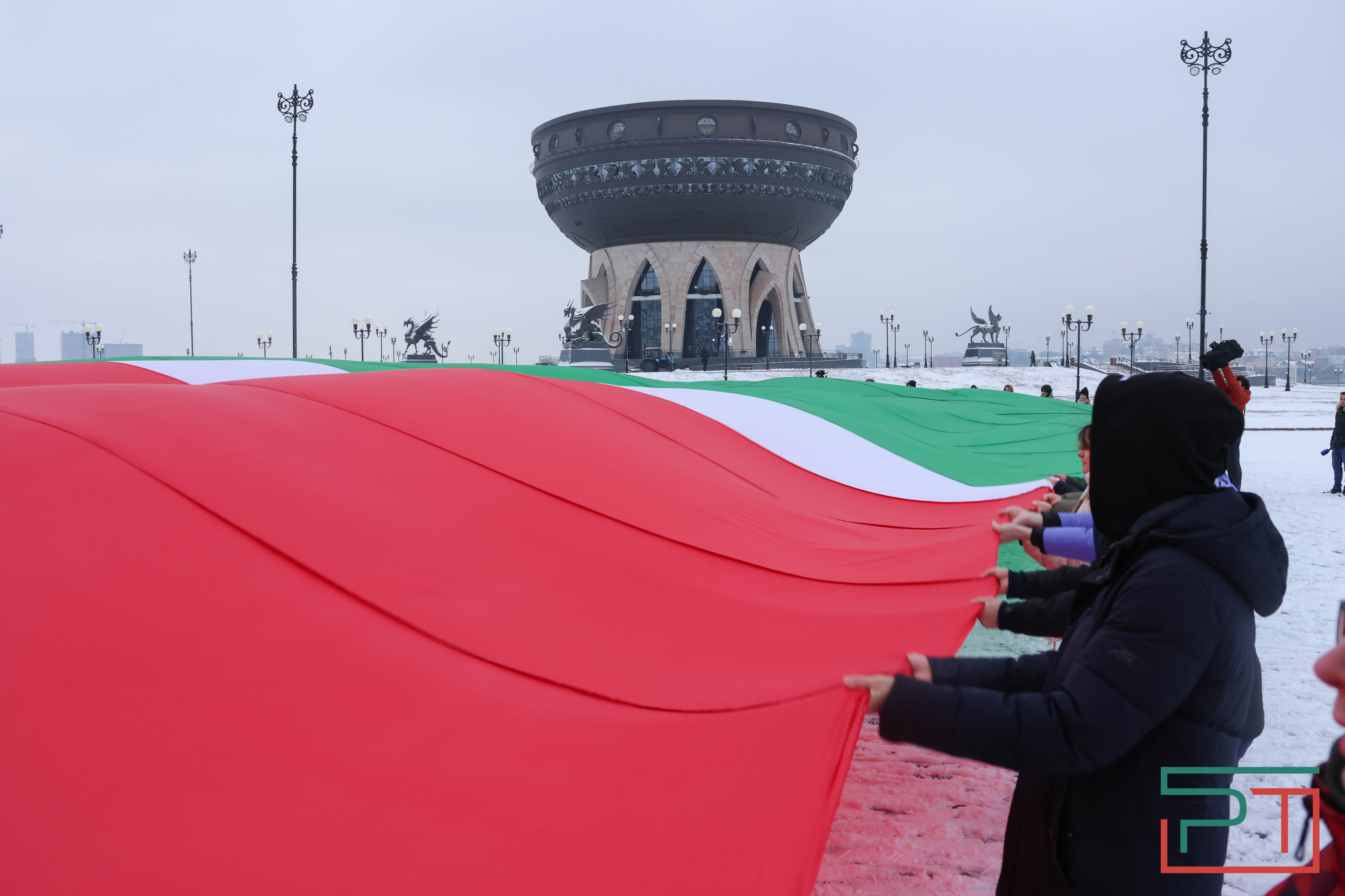 Школьники и студенты в Казани развернули самый большой флаг Татарстана