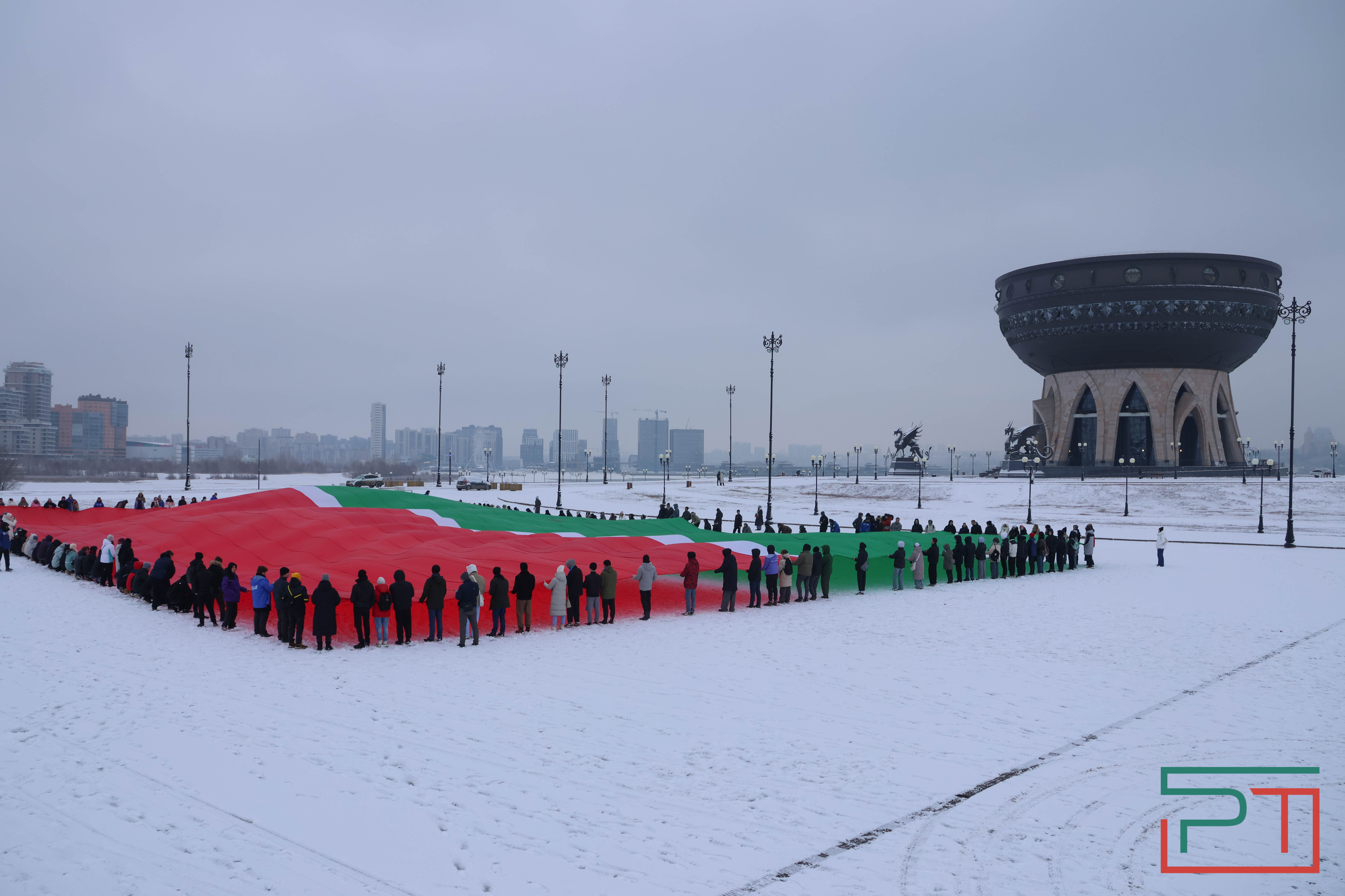 Школьники и студенты в Казани развернули самый большой флаг Татарстана