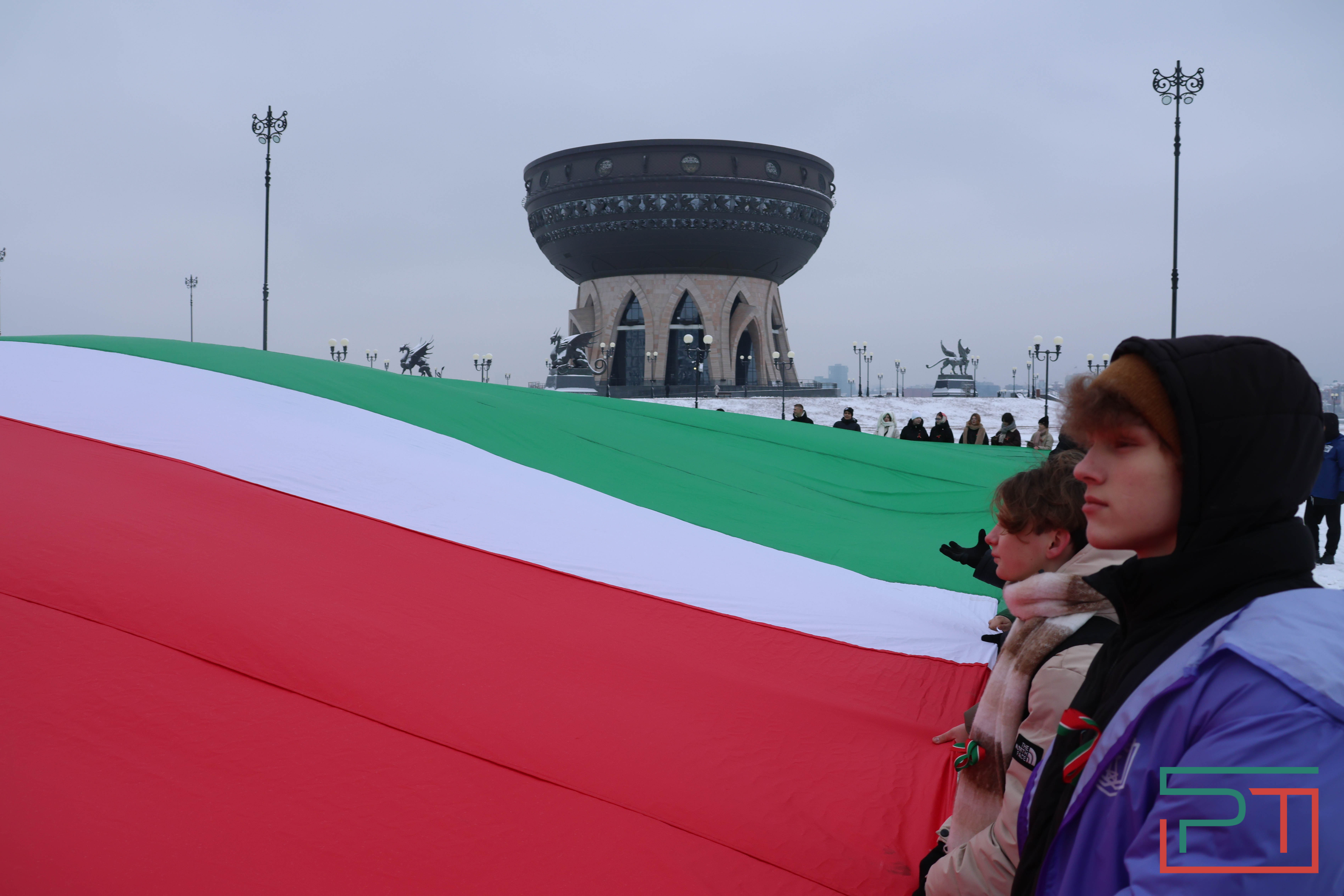 Школьники и студенты в Казани развернули самый большой флаг Татарстана